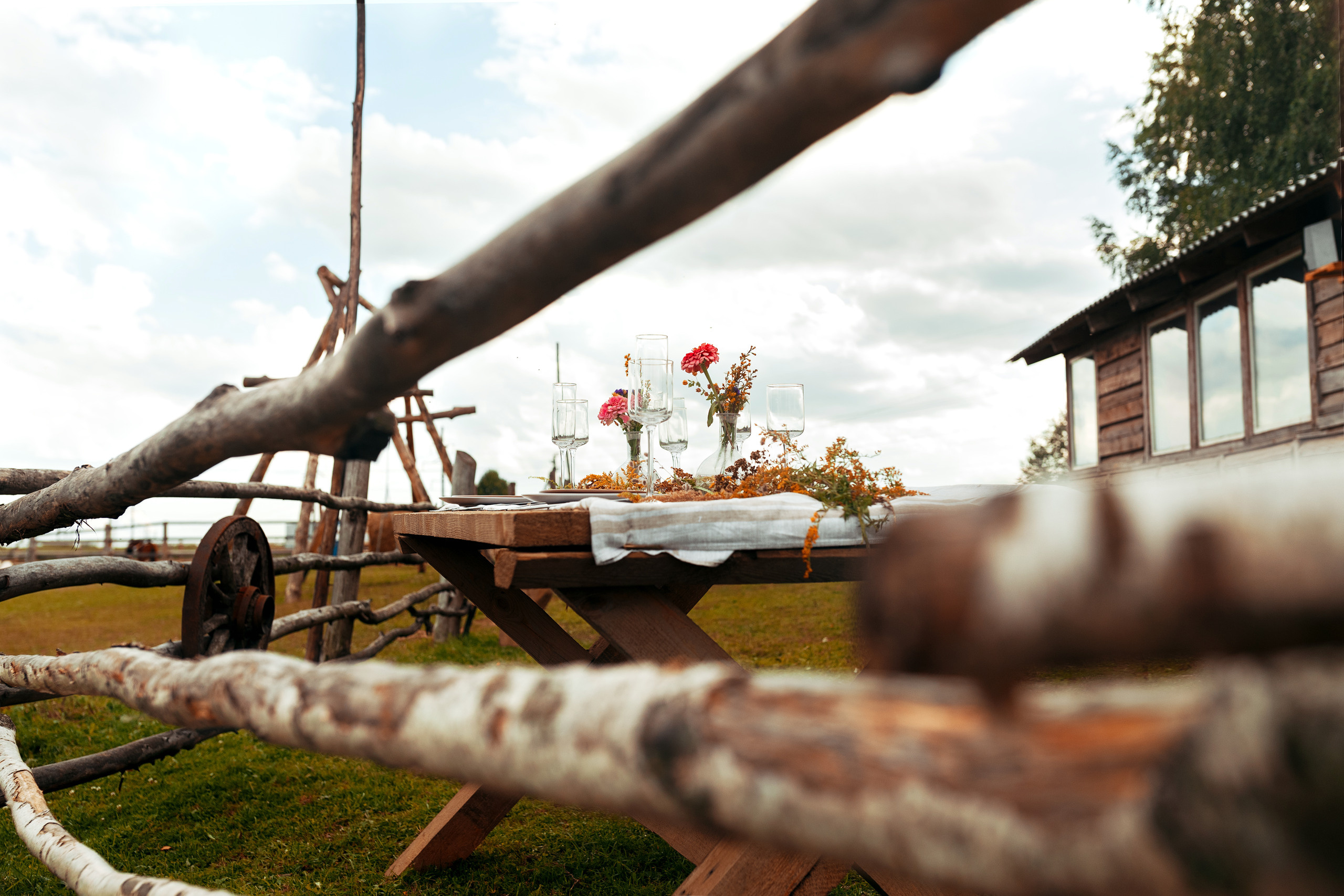 Фотосессия прекрасной пары на ферме среди лошадей