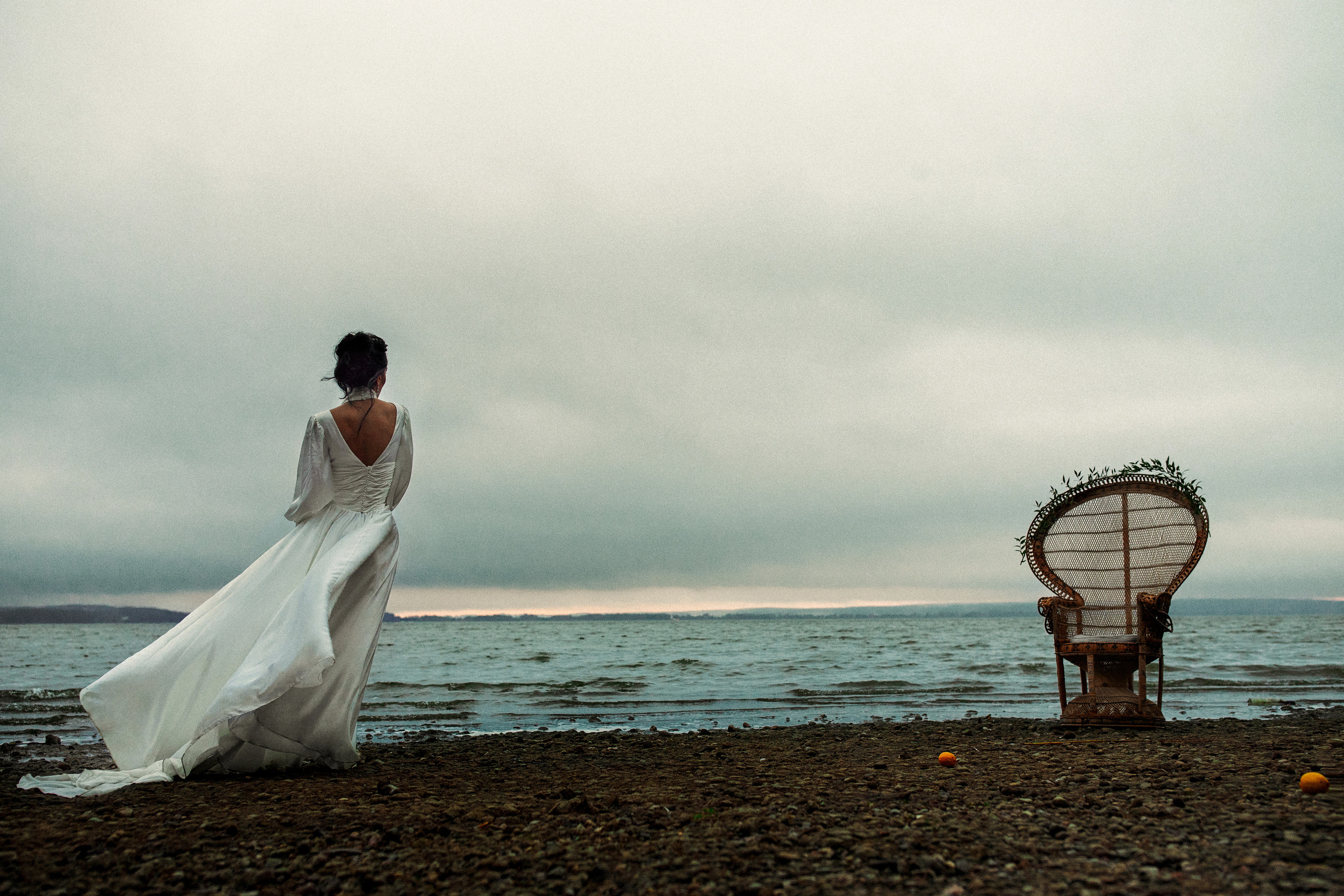 Красивая фотосъемка молодоженов на берегу Минского моря