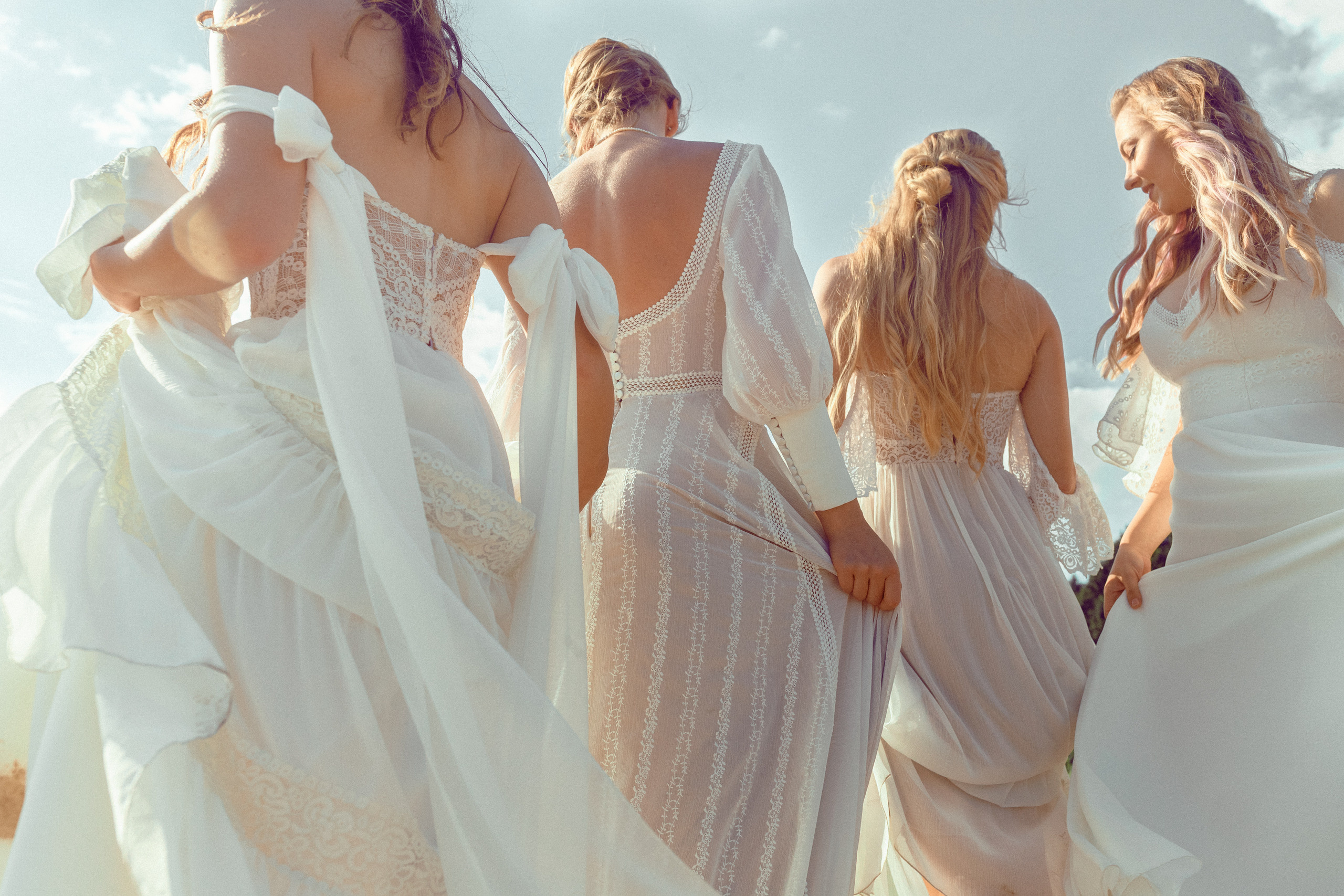 Стилизованная фотосессия молодой пары на закате