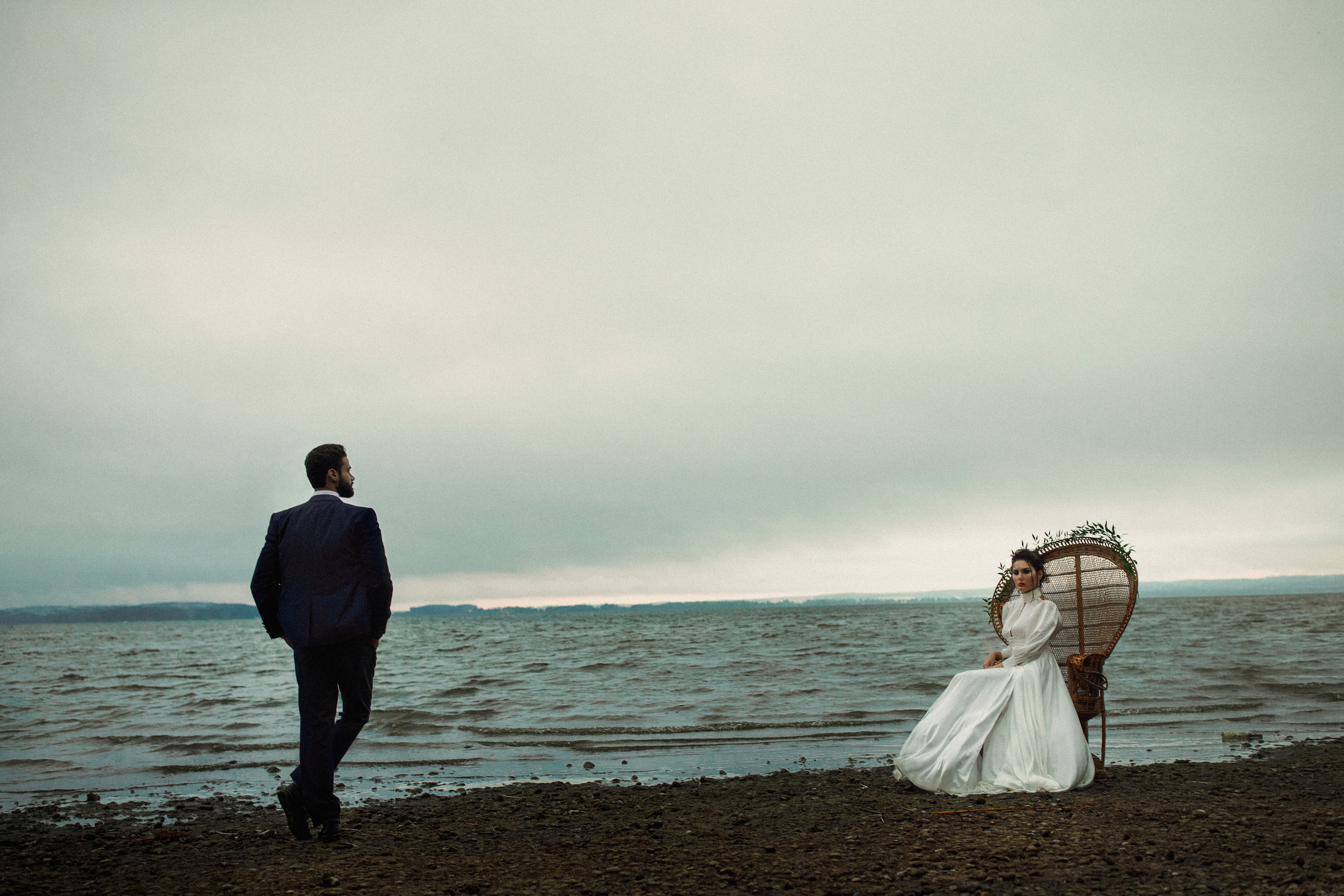 Красивая фотосъемка молодоженов на берегу Минского моря