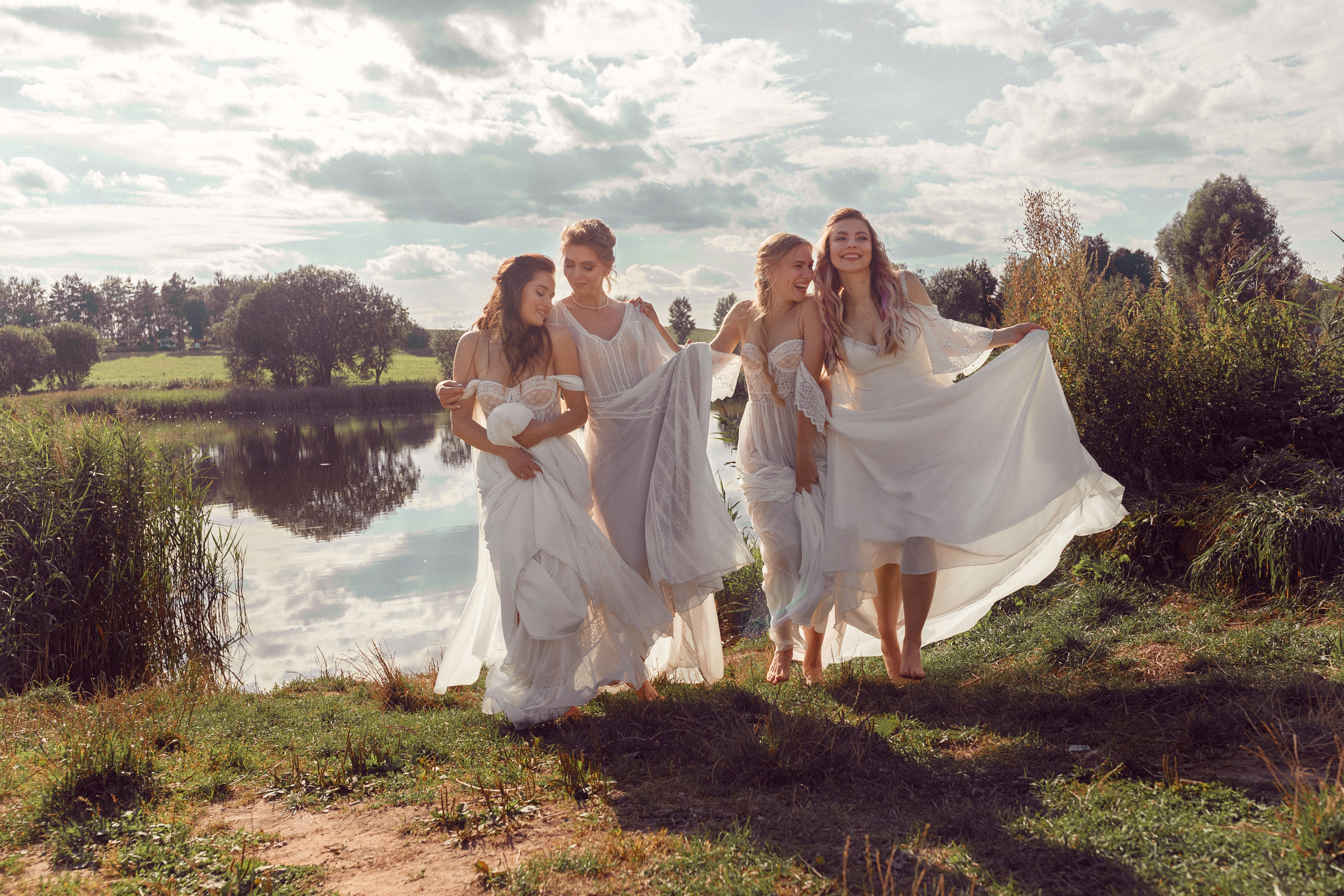 Стилизованная фотосессия молодой пары на закате