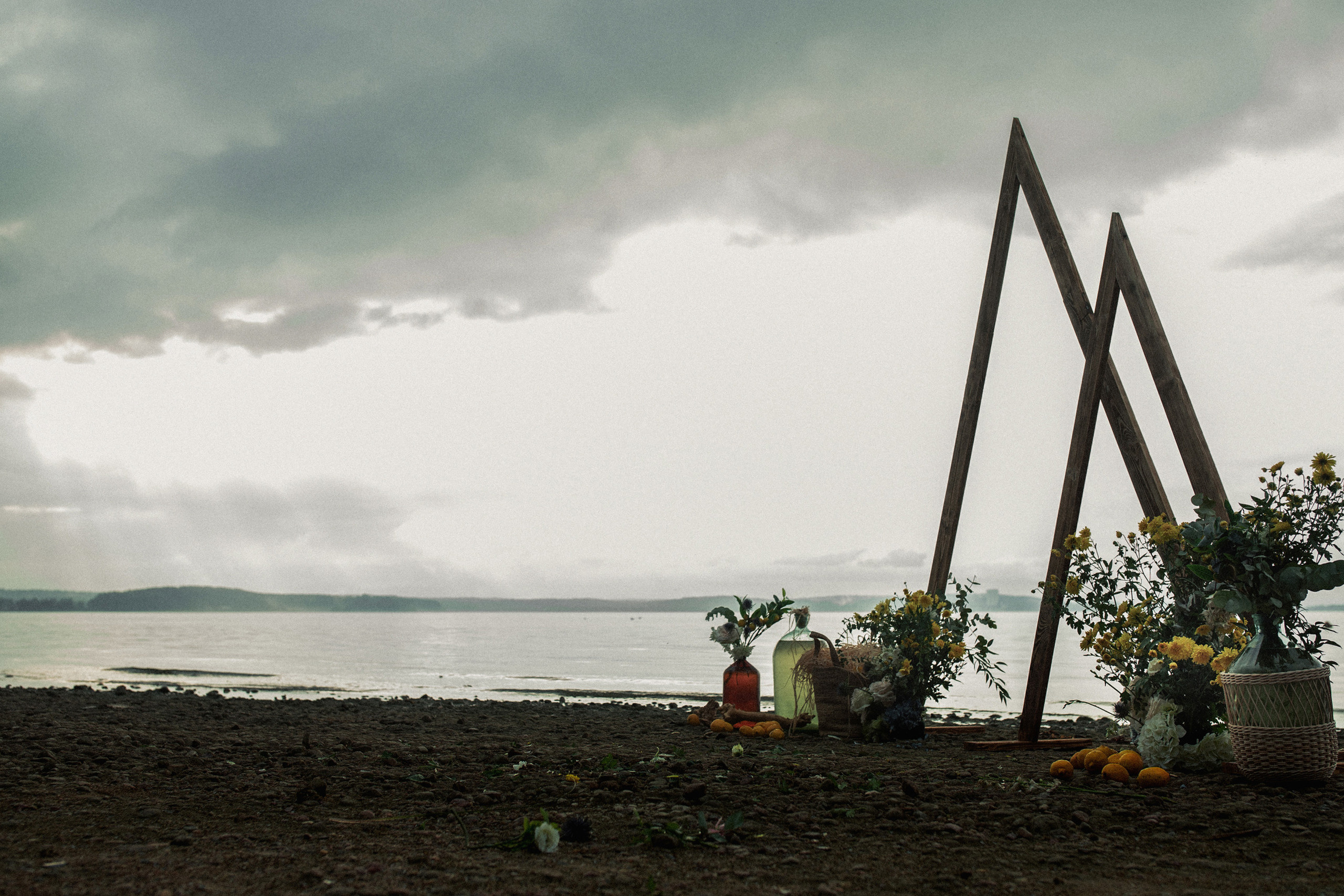 Красивая фотосъемка молодоженов на берегу Минского моря
