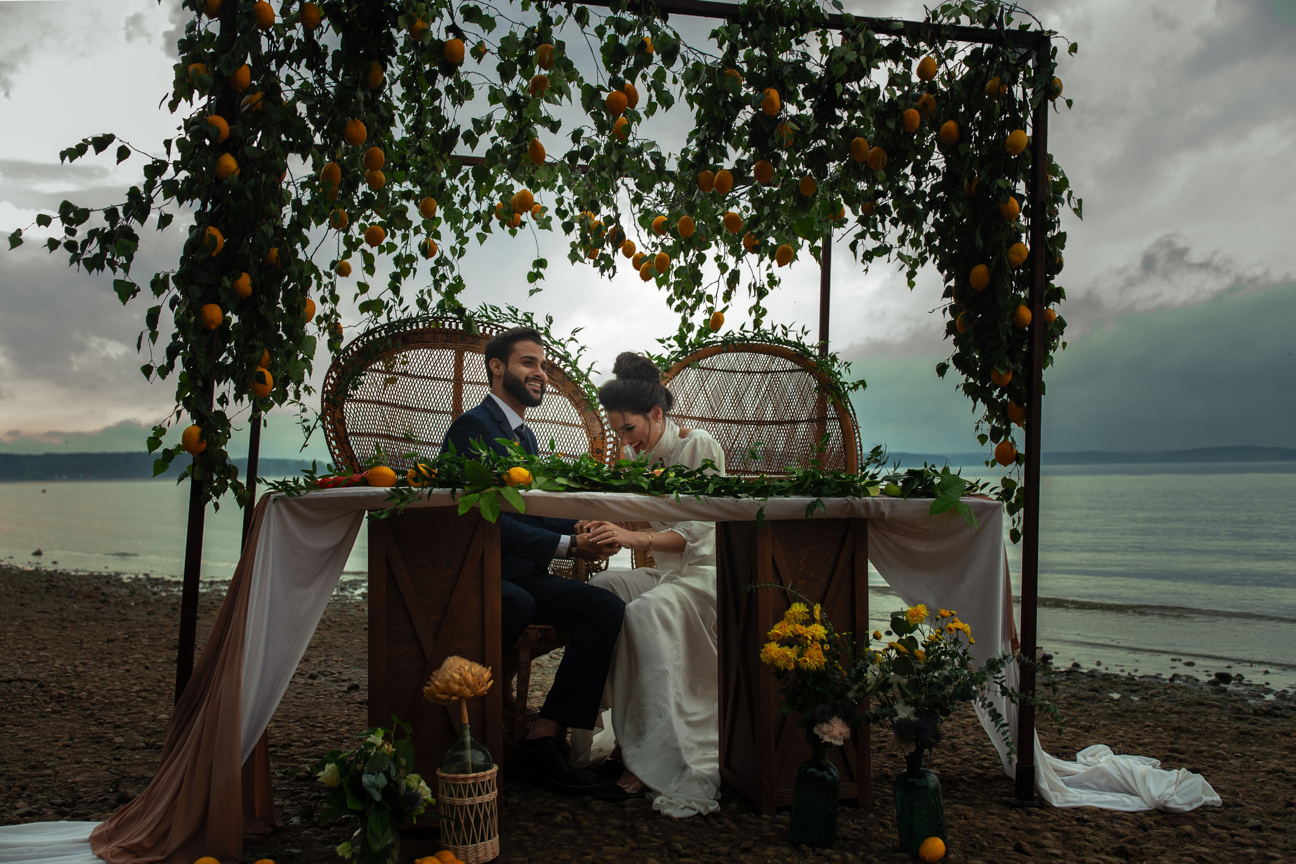 Красивая фотосъемка молодоженов на берегу Минского моря