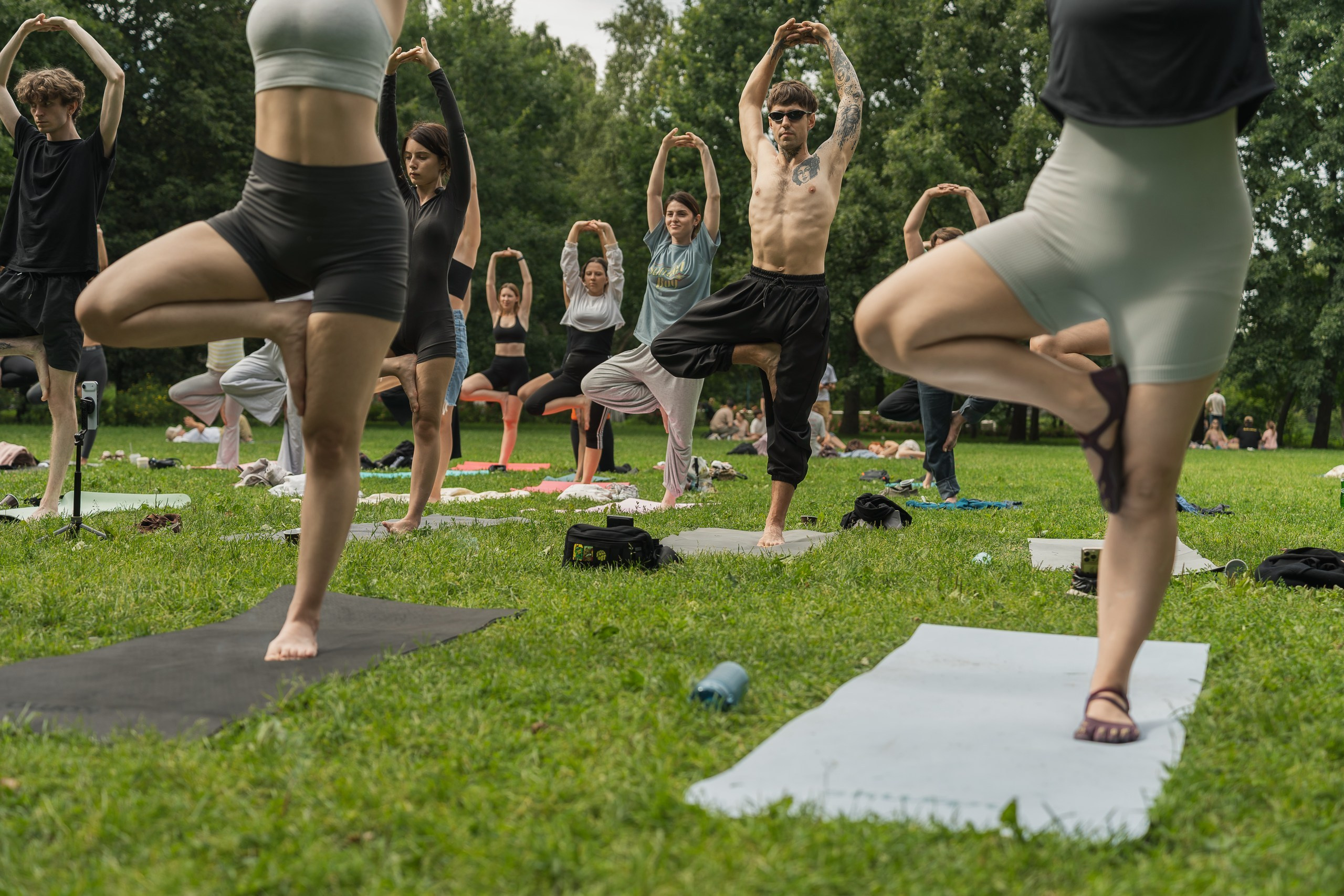 Съёмка открытого занятия YOGA FYSM в Таврическом саду. Профессиональный фотограф в СПб — Заказать фотосессию в Санкт-Петербурге | Евгений Кузьмичёв