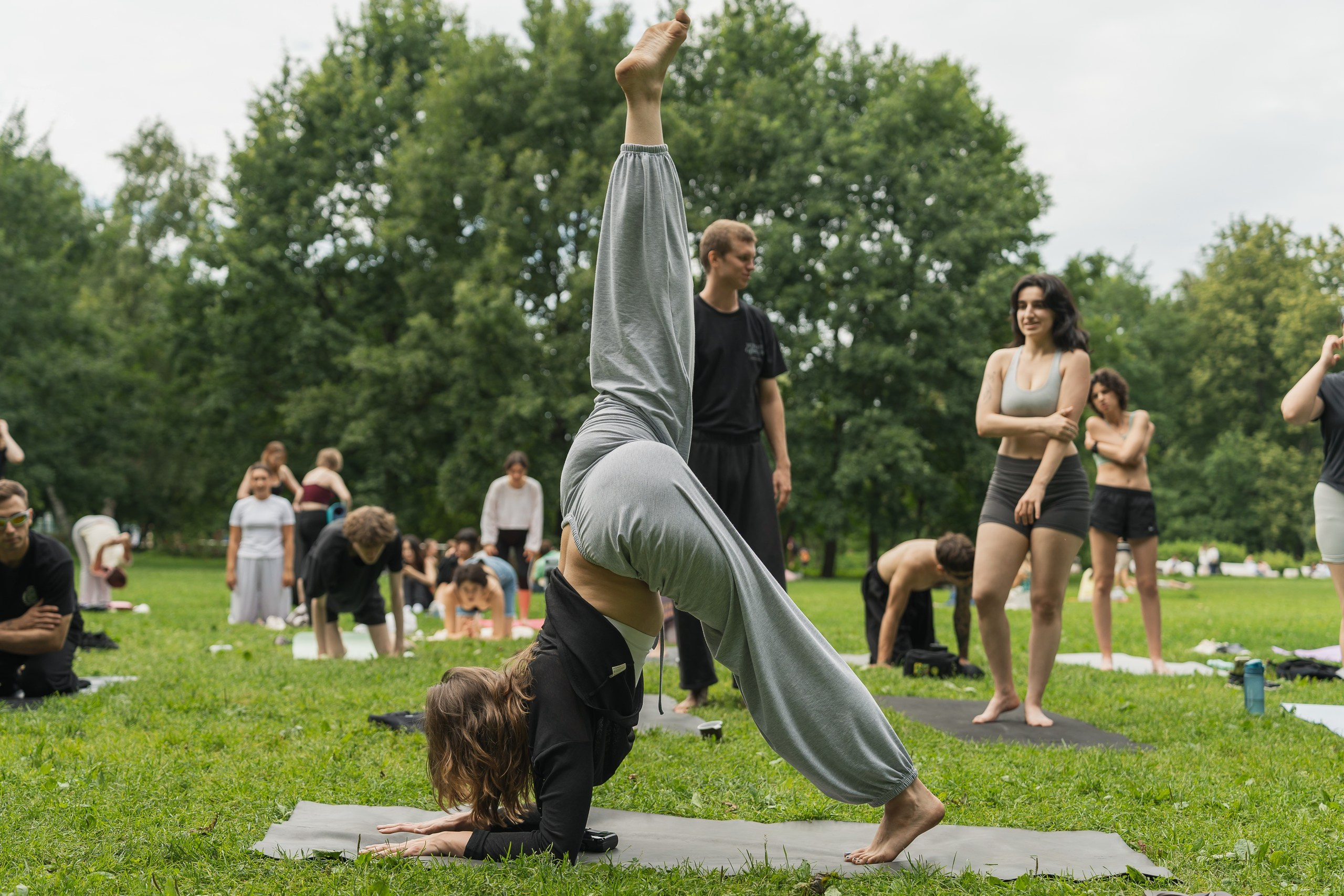 Съёмка открытого занятия YOGA FYSM в Таврическом саду. Профессиональный фотограф в СПб — Заказать фотосессию в Санкт-Петербурге | Евгений Кузьмичёв
