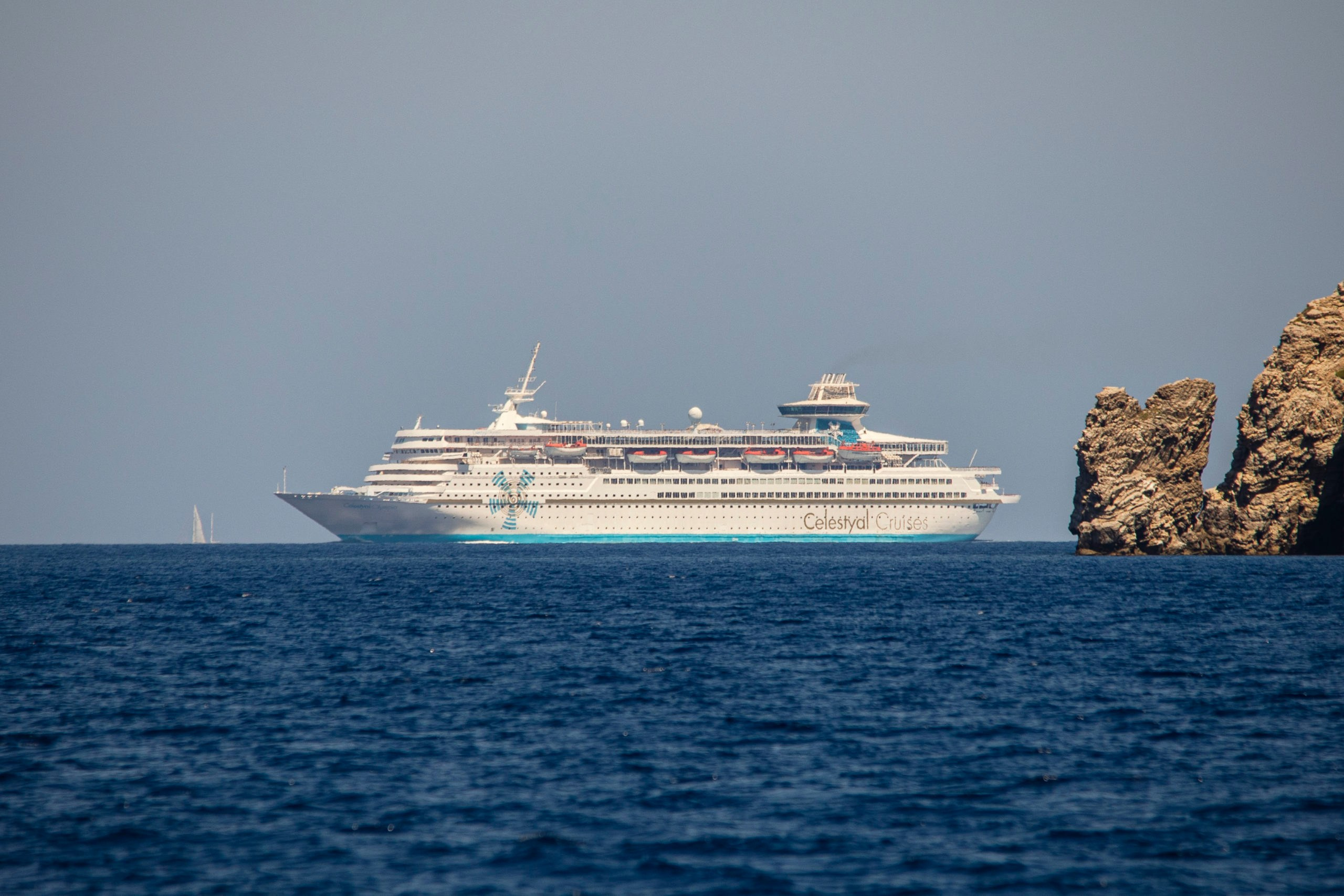 Большой круизный корабль у побережья острова Крит