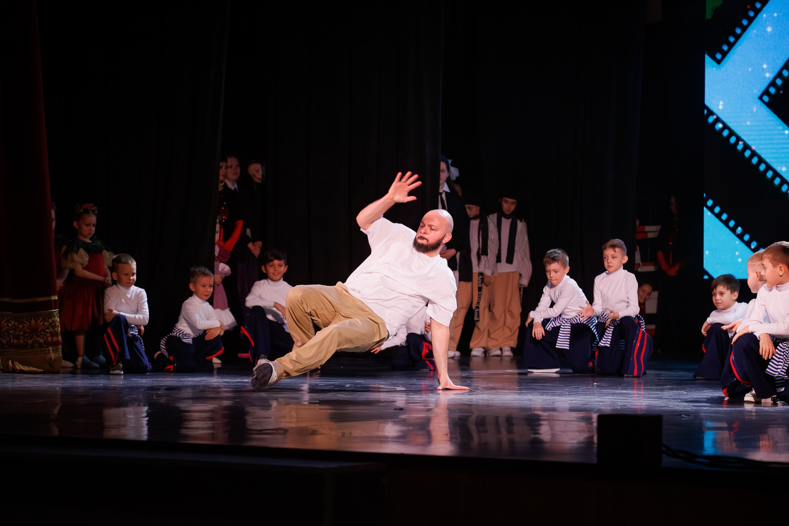 Фотосъемка отчетного концерта танцевальной студии YOU LAnd. Спортивный фотограф Екатеринбург Онлайн трансляции