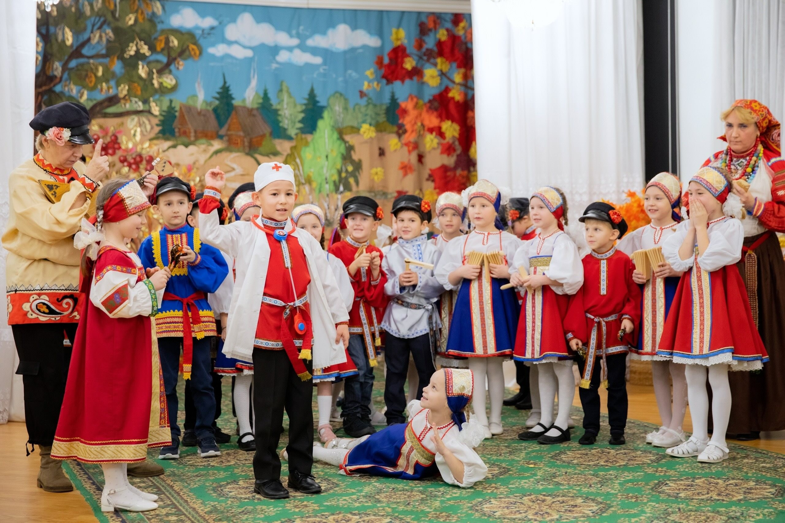 Фотосъемка детского праздника в саду - дети выступают на сцене в актовом зале