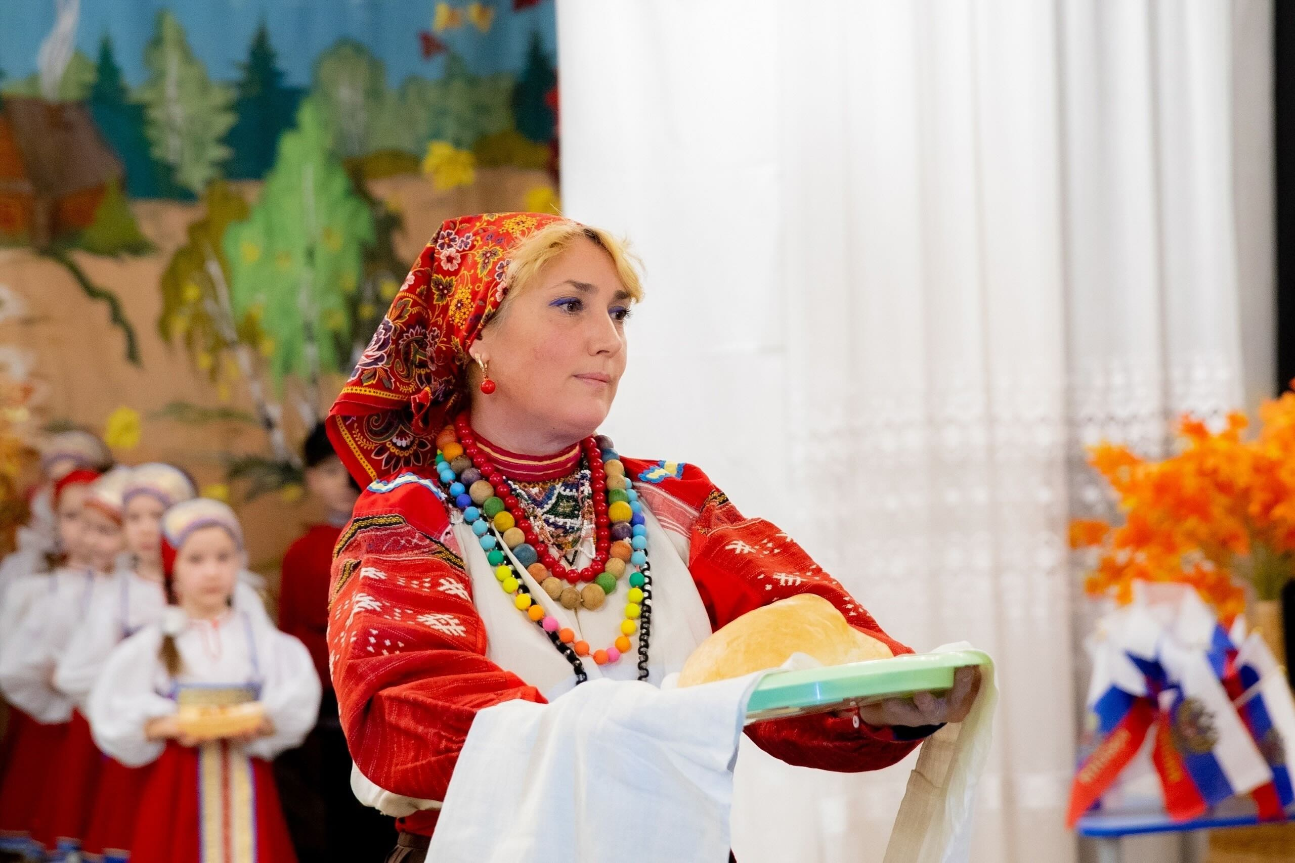 Новогодний утренник в детском саду Москва - дети в костюмах у елки с Дедом Морозом