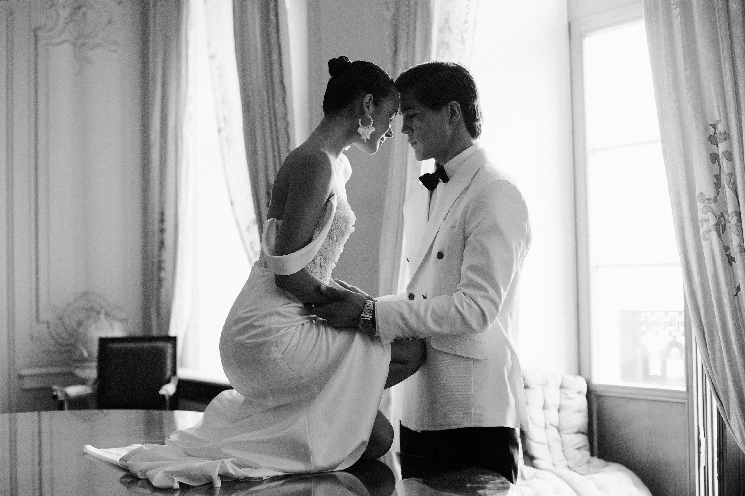 Чёрно-белая свадебная фотосессия пары у окна в отеле Санкт-Петербурга