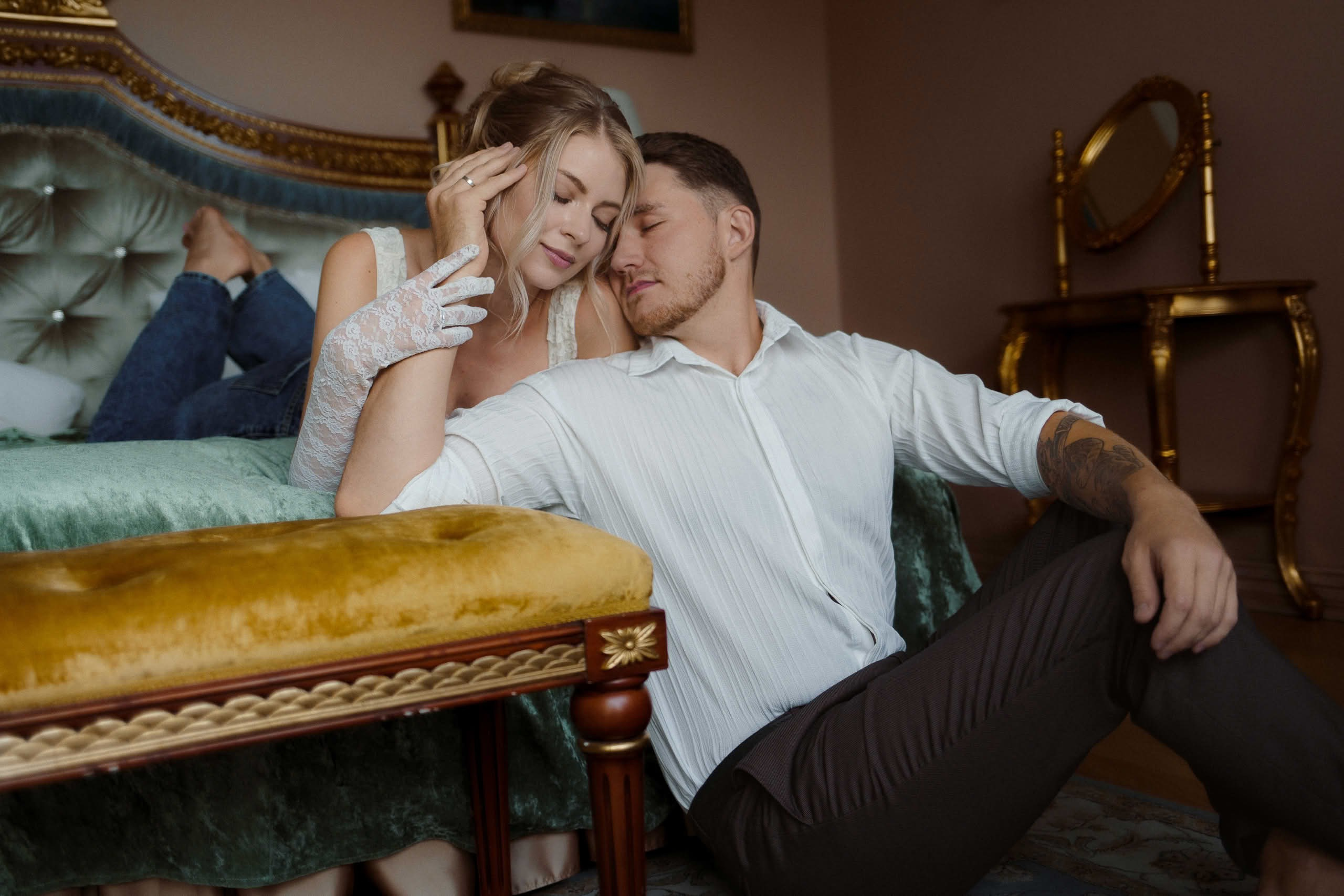 Камерная свадьба без банкета в Санкт-Петербурге — портрет пары в историческом интерьере, уютный кадр