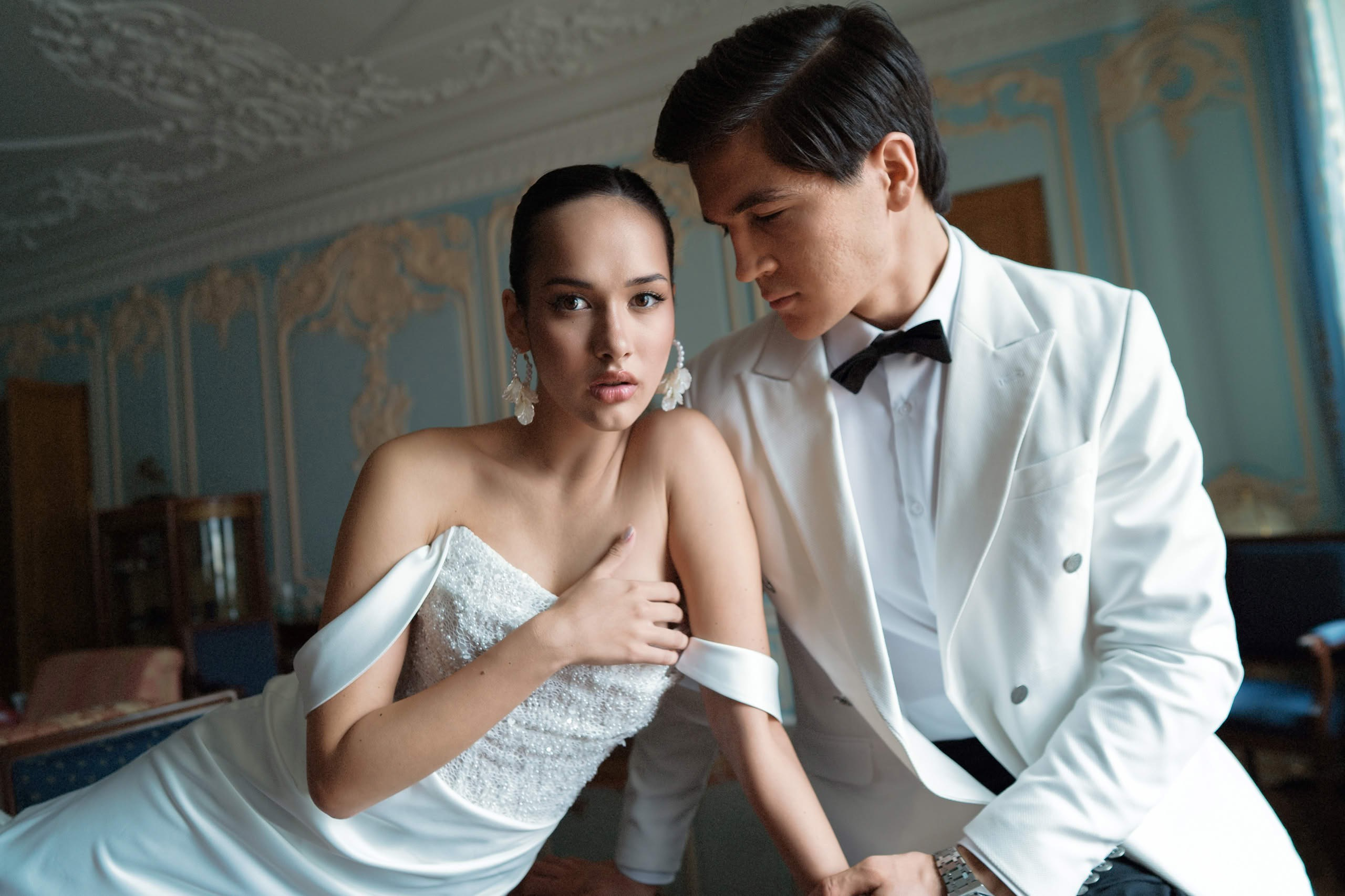 Свадебная фотосессия в особняке Петербурга, жених и невеста в классическом образе