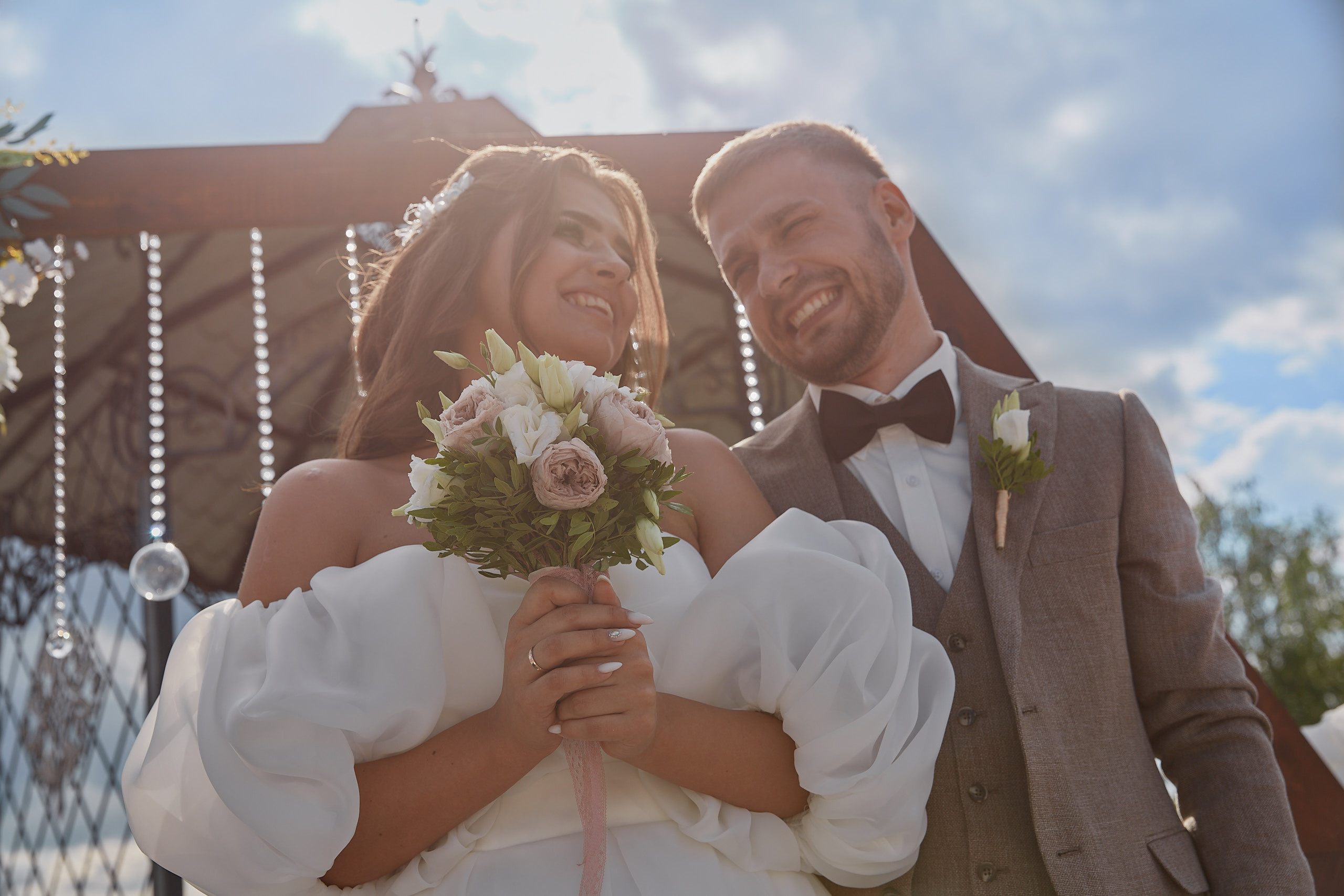 Даже солнце поздравляет молодоженов | свадебный фотограф Екатеринбург