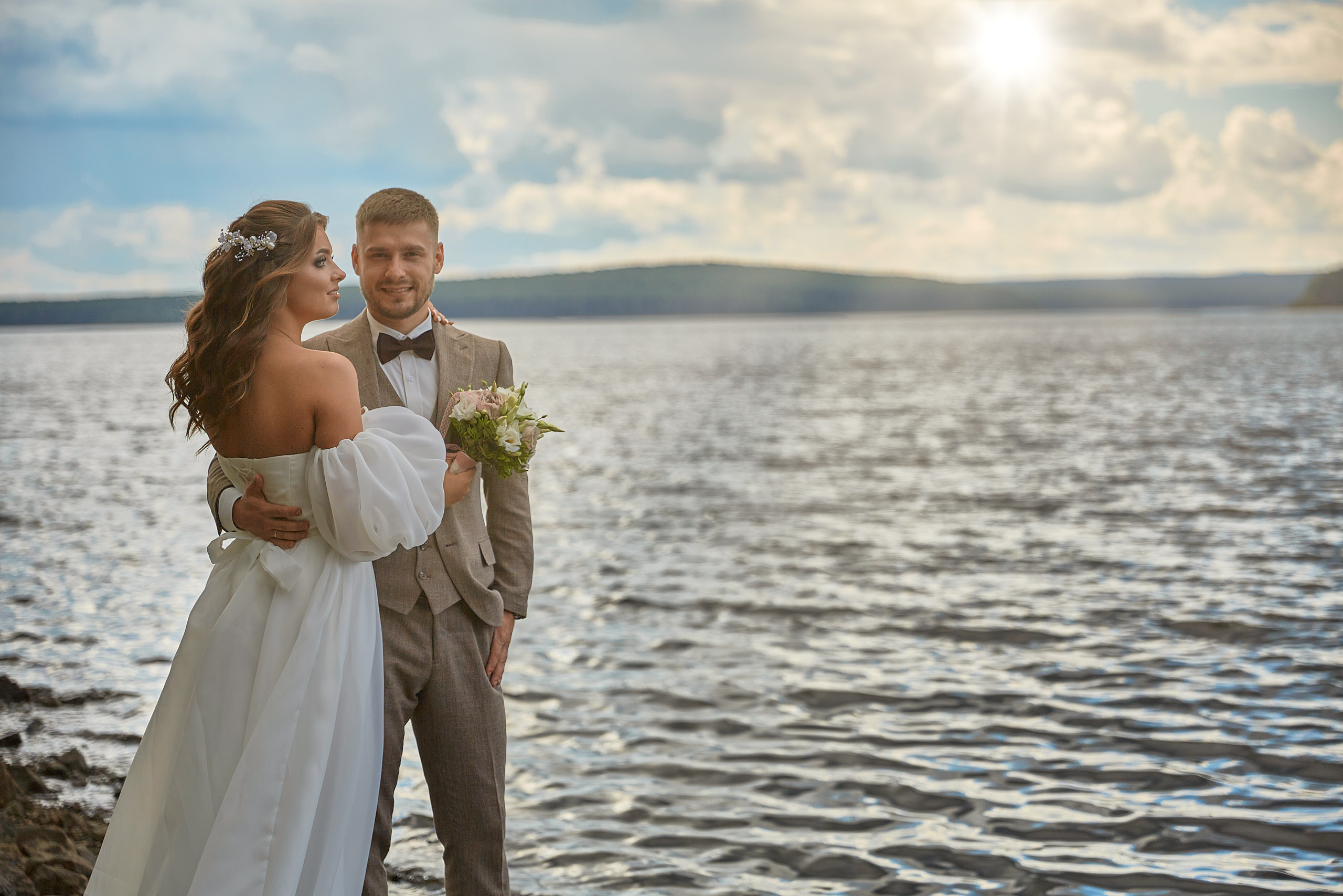 Свадьба у воды. Жених и невеста позируют в лучах солнца | свадебный фотограф в Екатеринбурге