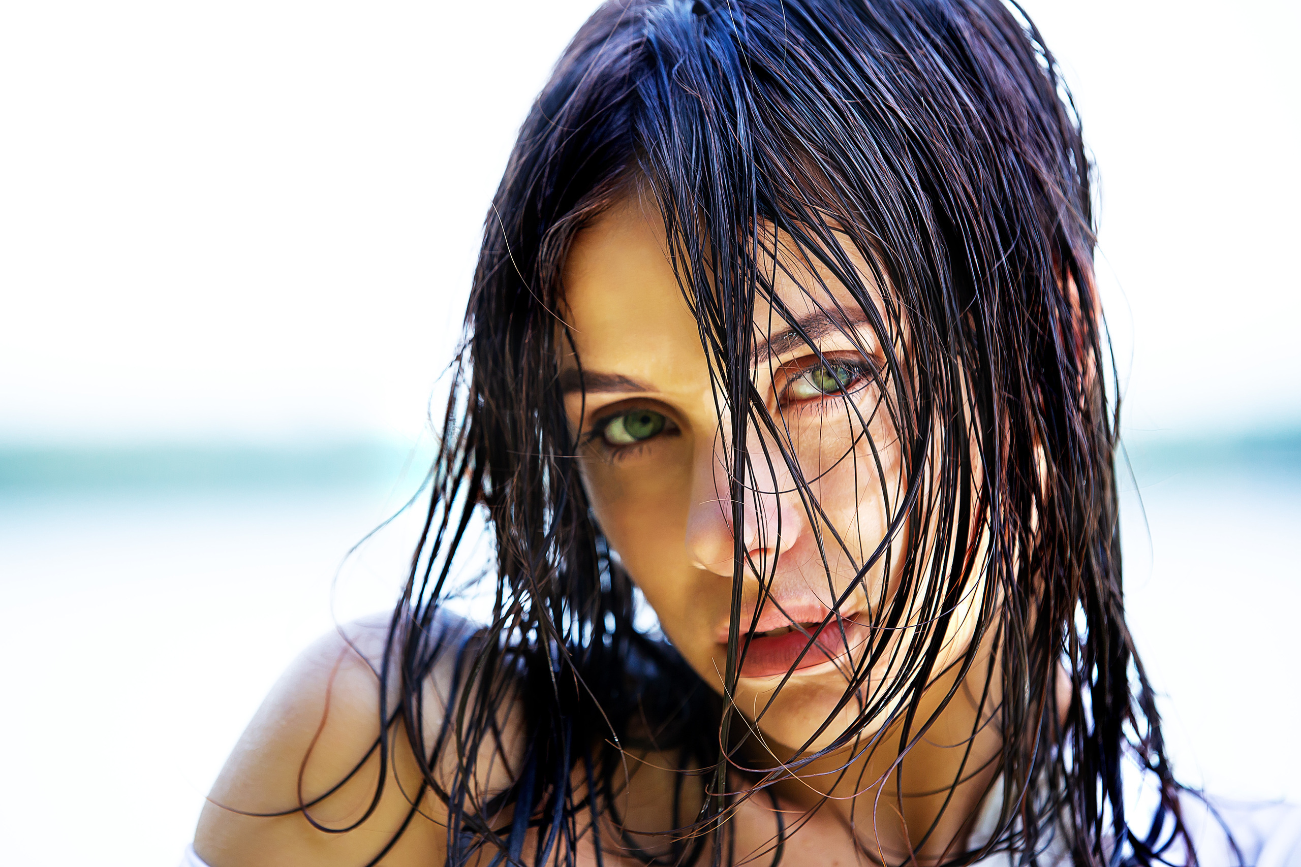 крупный портрет девушки с мокрыми волосами.