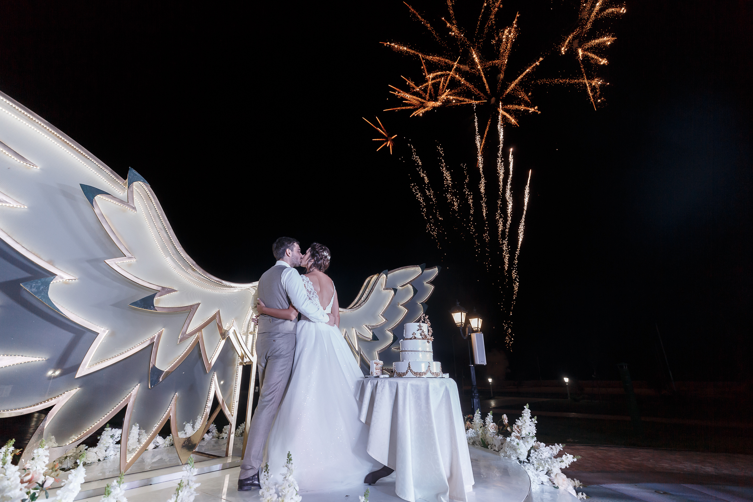 Молодожёны смотрят салют