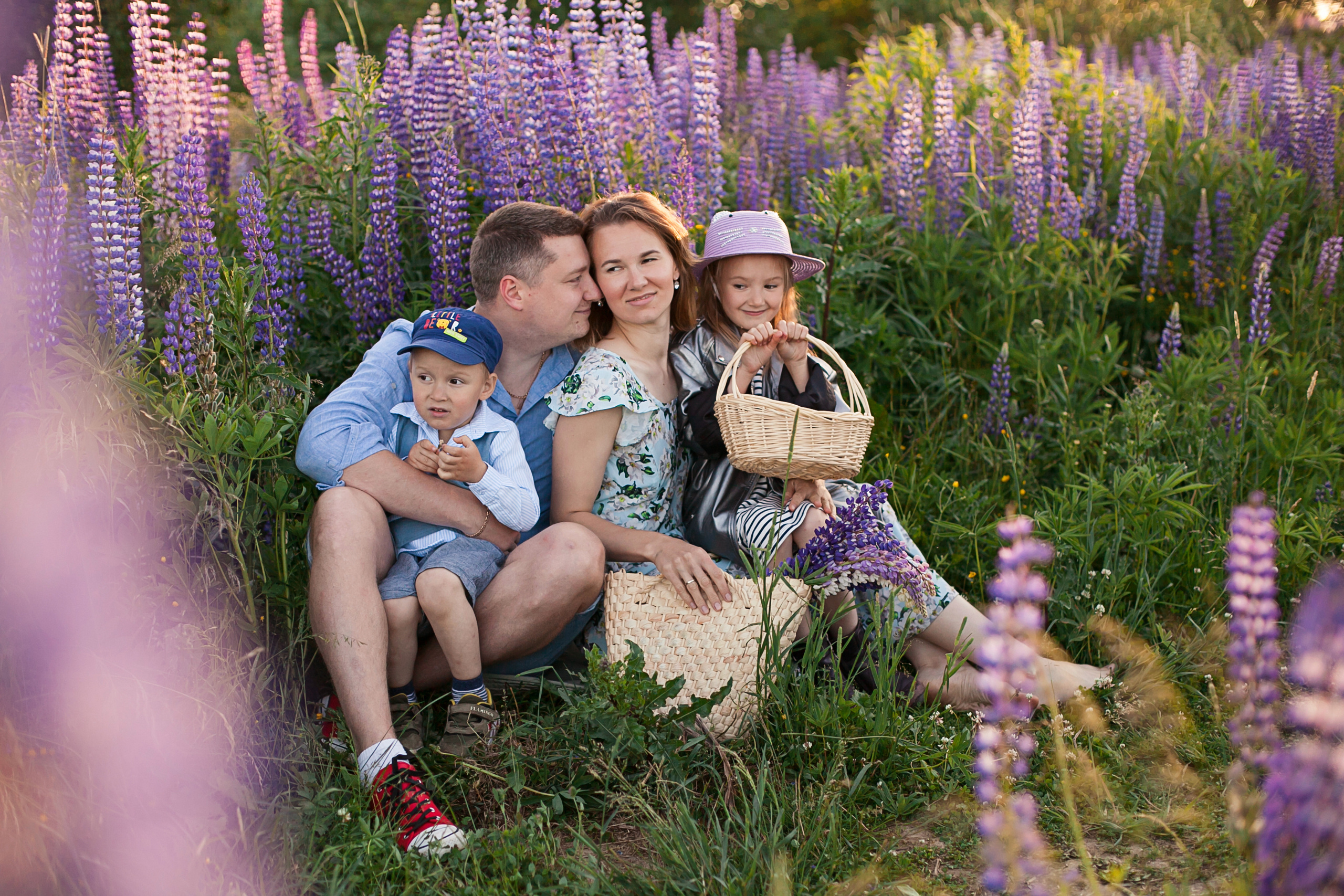 Семейная прогулка в люпинах. Фотограф в Санкт-Петербурге Саша Воро