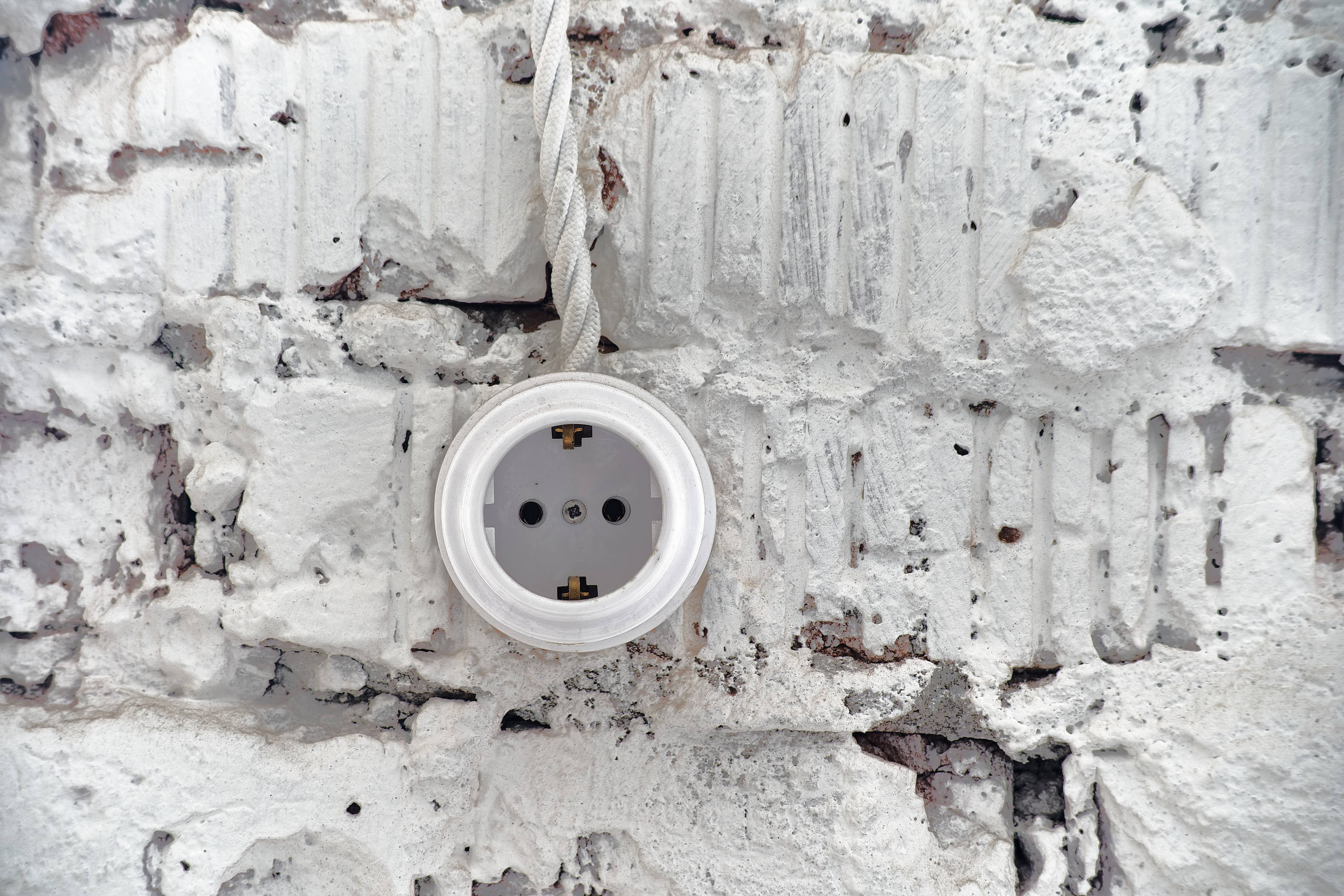 Интерьерное фото кафе, стильная розетка на крашеном кирпиче