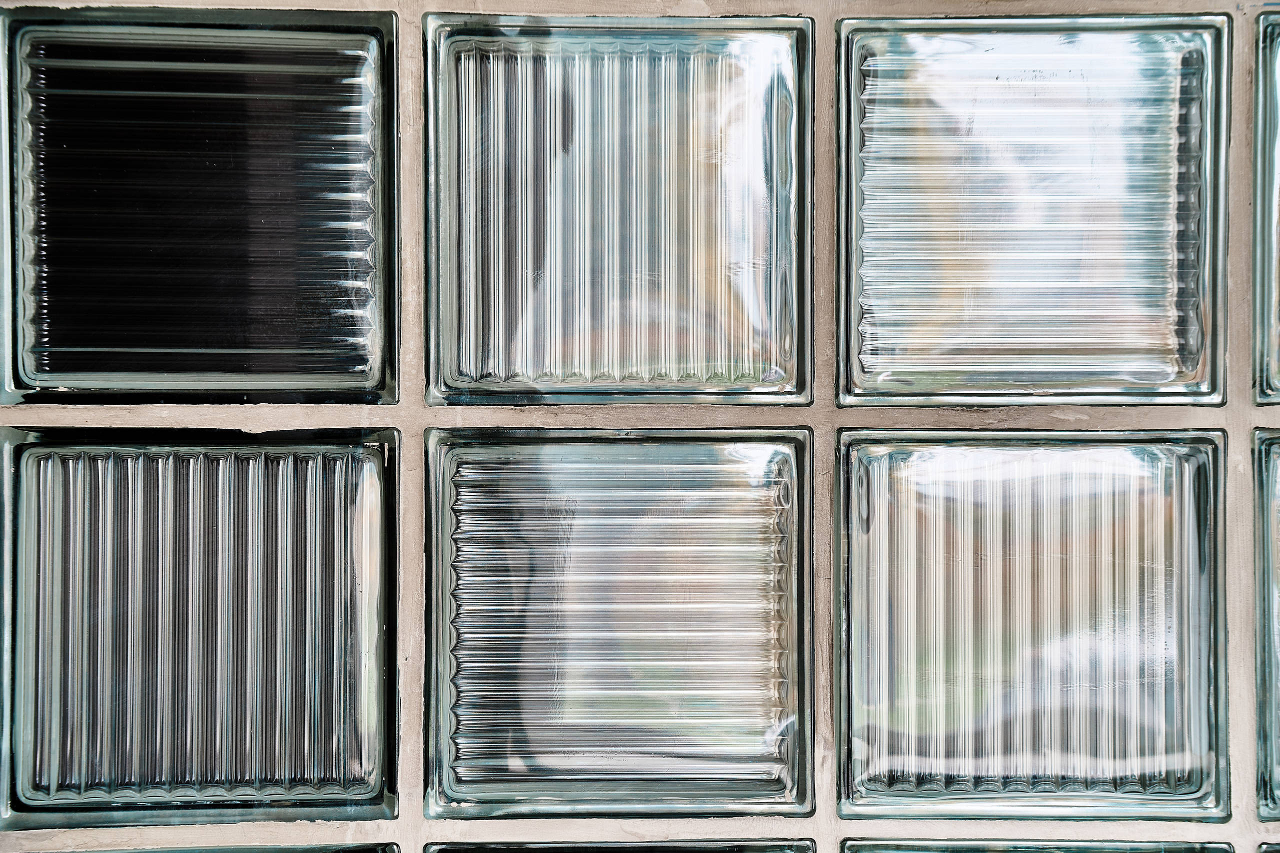 Интерьерная фотография стеклоблоков в пространстве кафе