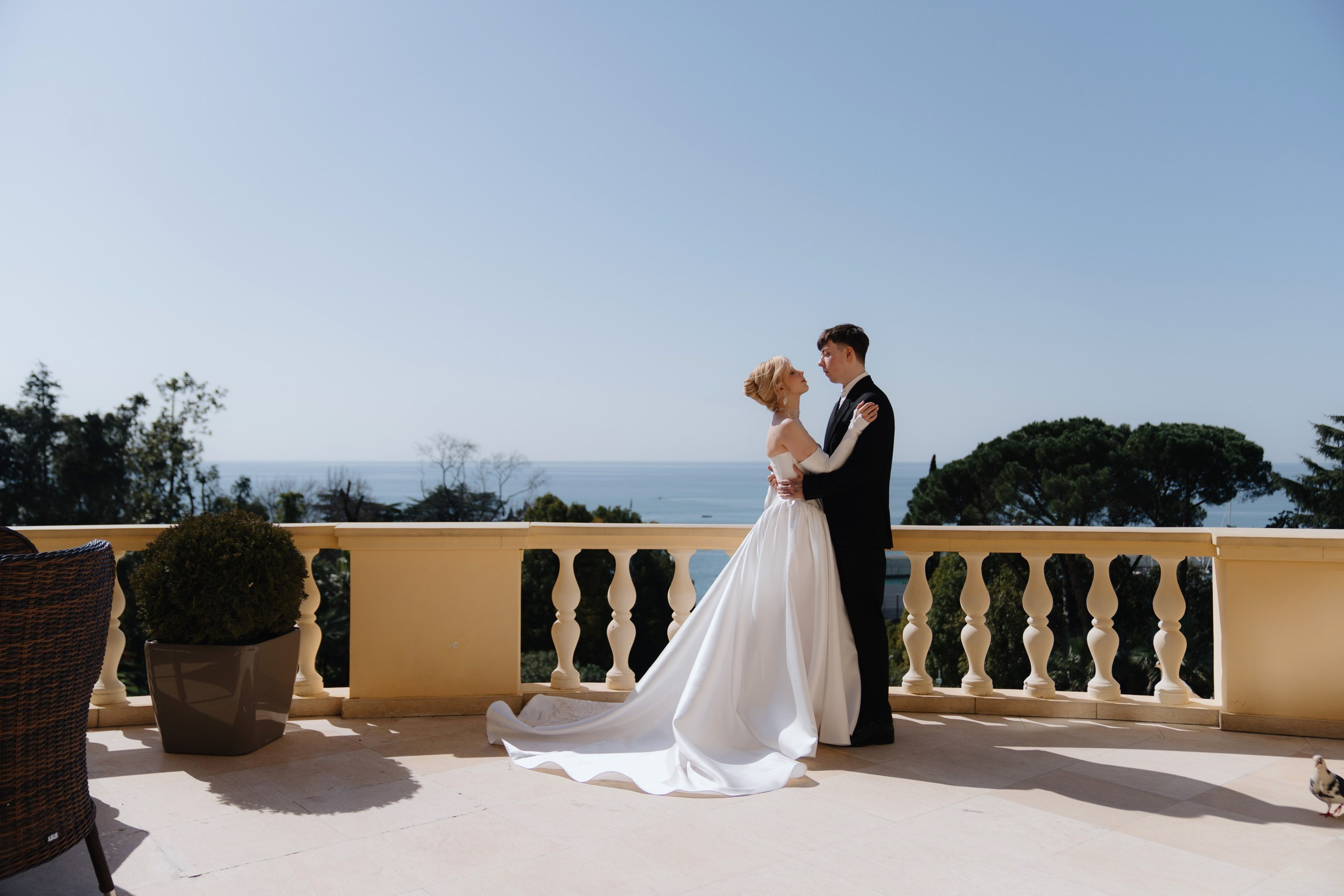 Свадебная пара на фоне моря в Сочи. Работа фотографа Виктора Рогулева 