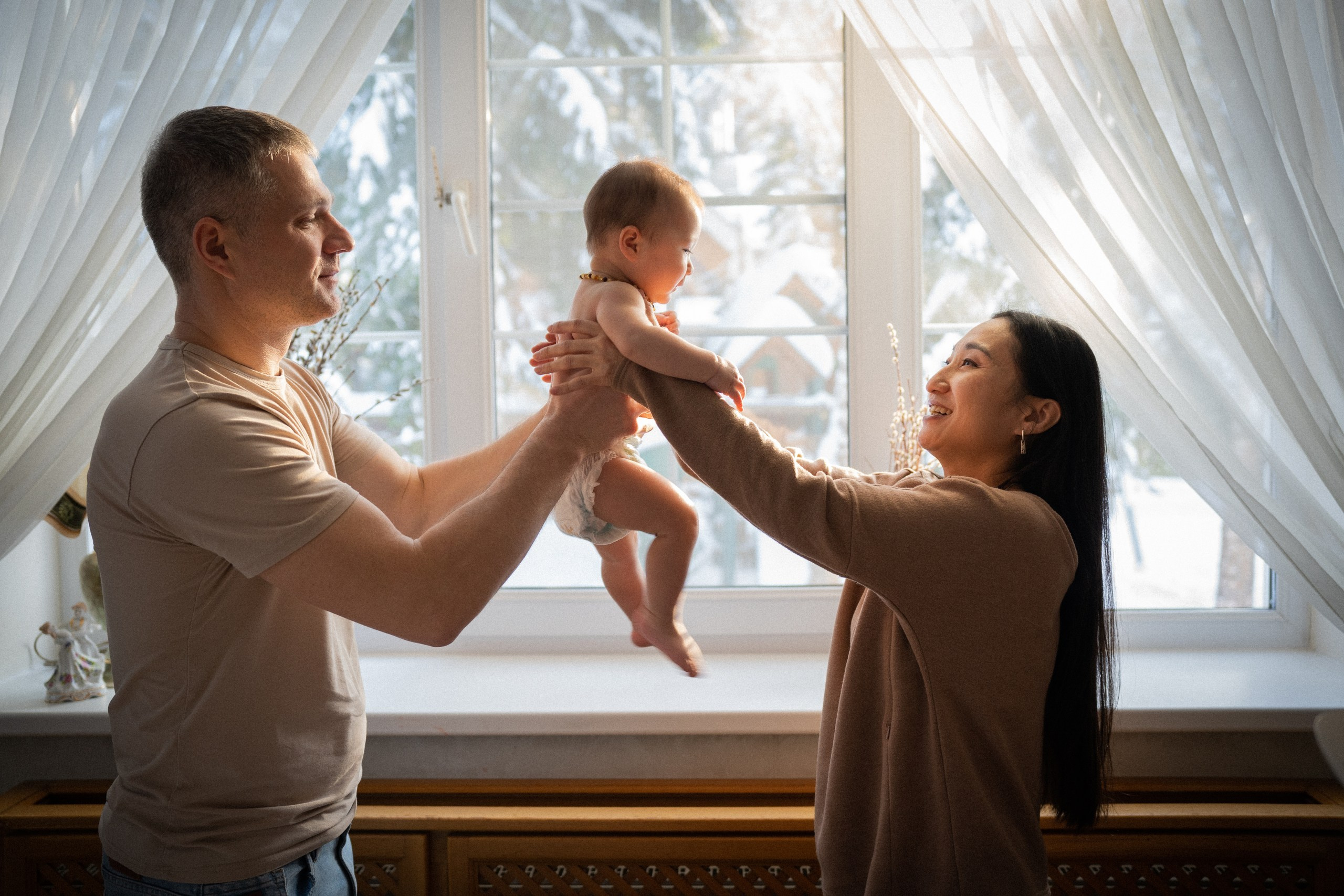 Семейная лайфстайл-фотосессия в студии. Фотограф на роды Москва. Фотограф новорожденных Москва