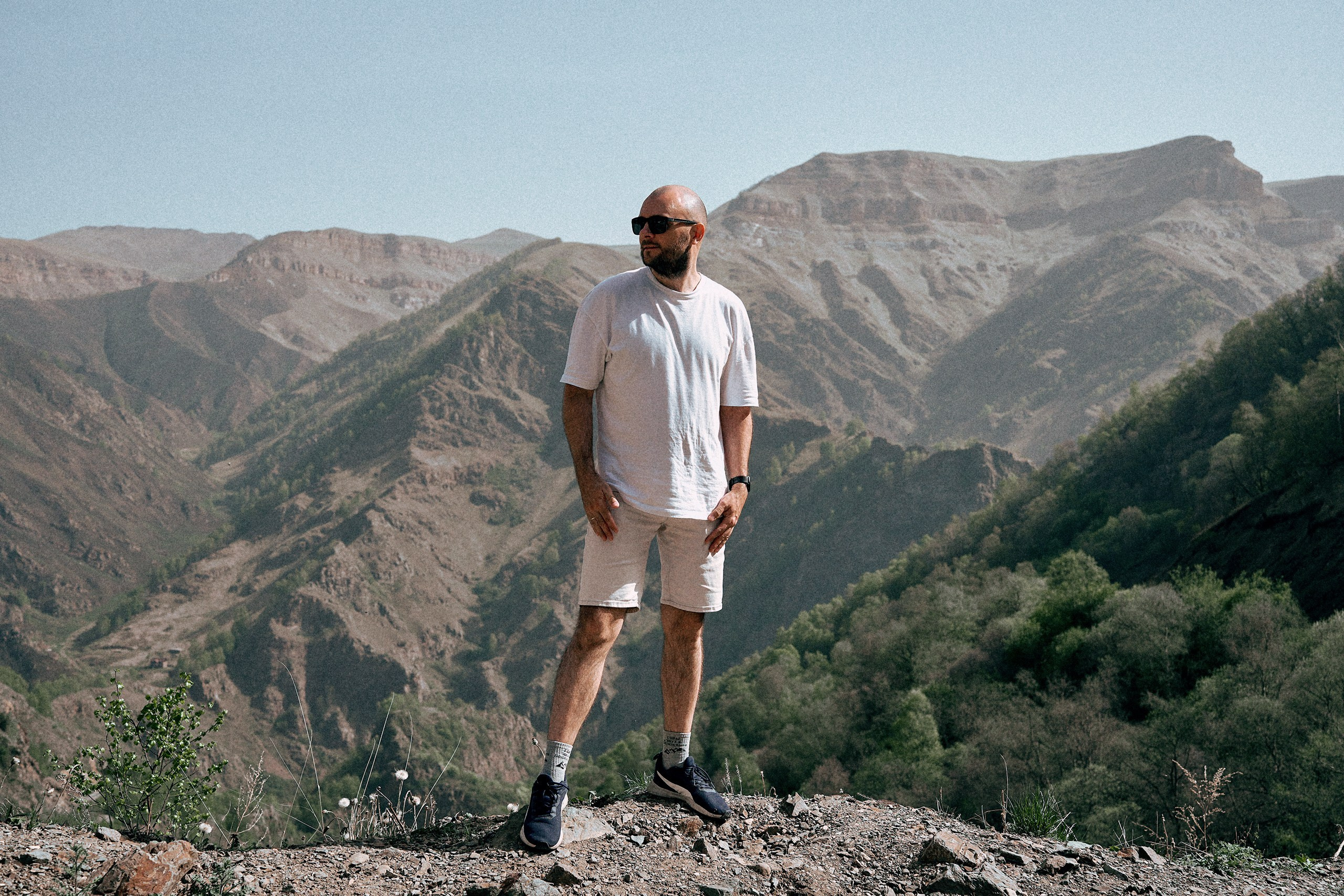 Школьный фотограф Евгений Брюхович портрет, сделанный в горах Кавказа.