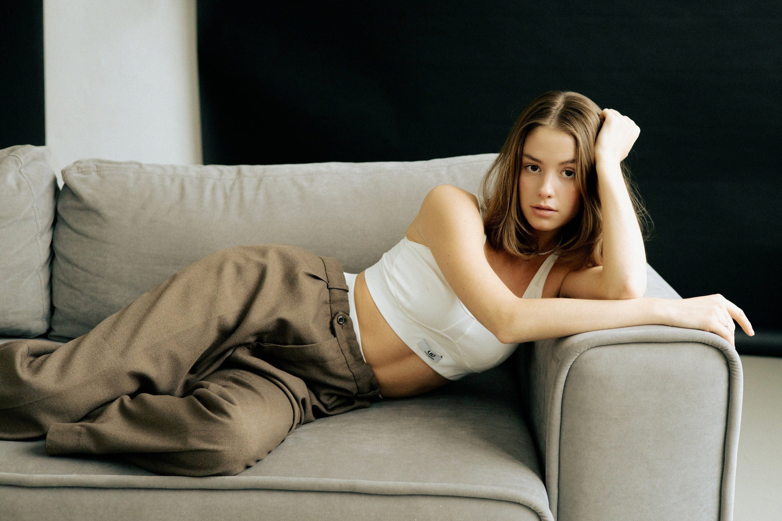 горизонтальное фото девушки на кушетке. фотосессия для девушки. идеи для фотосессии спб