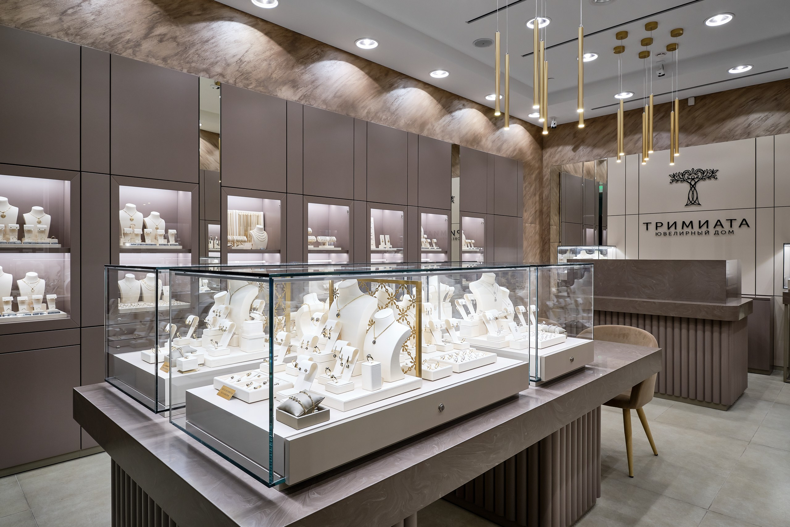 интерьер ювелирного магазина Тримиата Алматы торговый зал витрины с украшениями съёмка интерьера