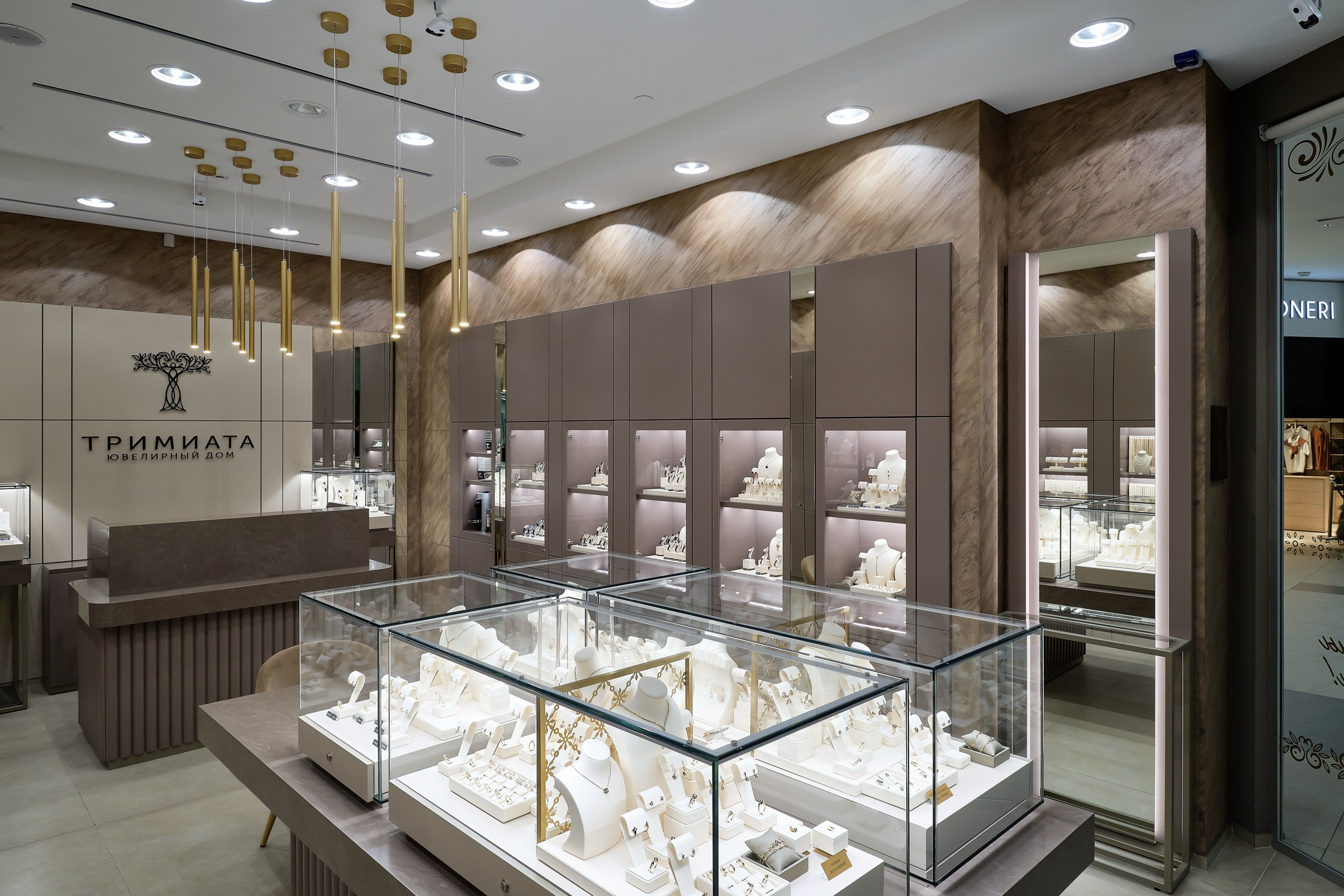 интерьер ювелирного магазина Тримиата Алматы центральный зал витрины с украшениями съёмка интерьера
