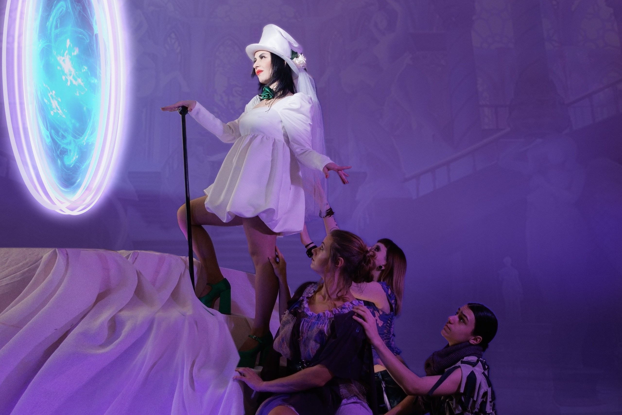 Женщина занимается самолюбованием, а другие девушки изображают восхищение ею