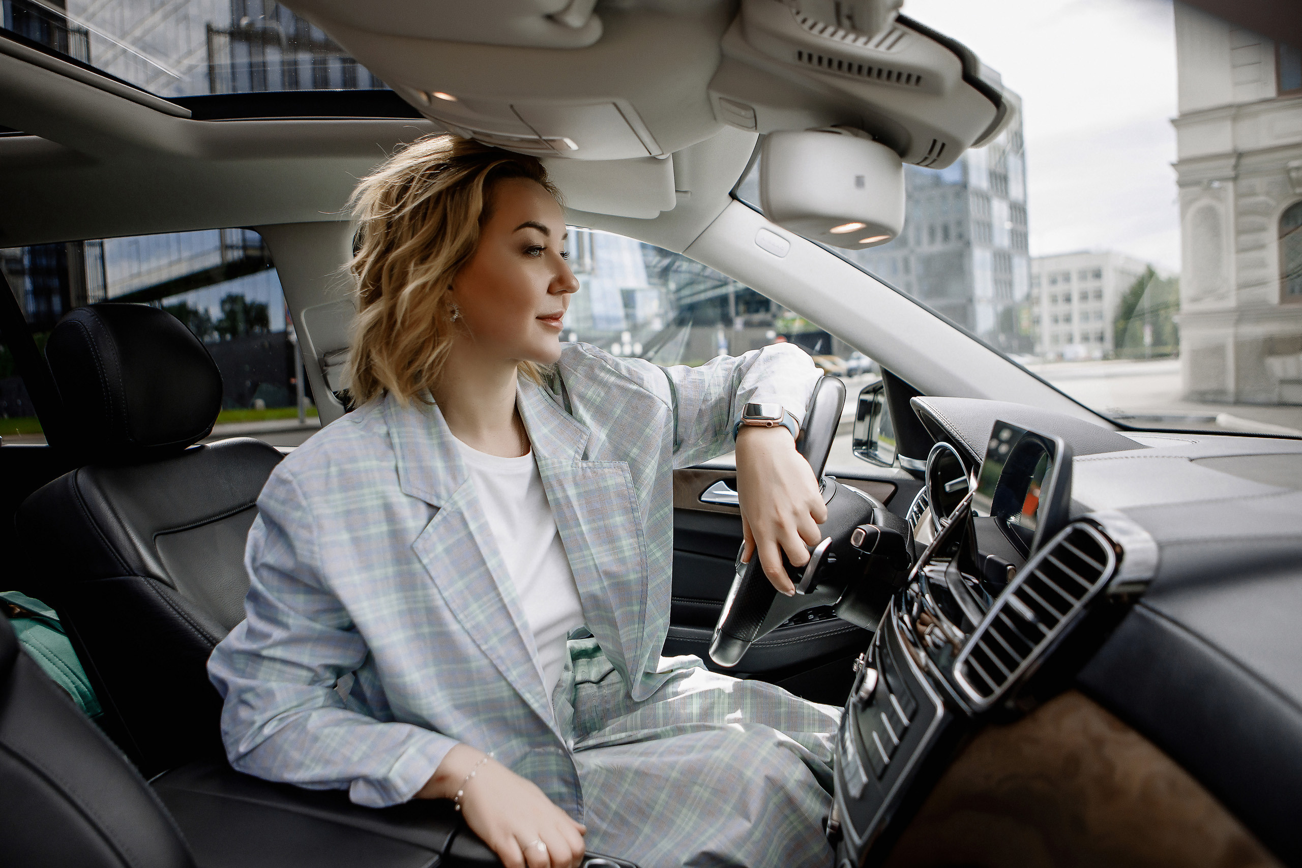фотосессия для специалиста, бизнес-леди, портрет руководителя, девушка в машине