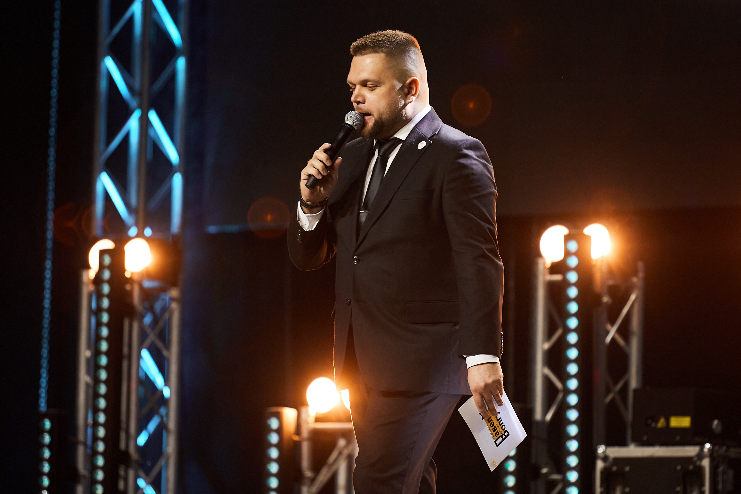 Ведущий во время репортажной съемки мероприятия в Новосибирске