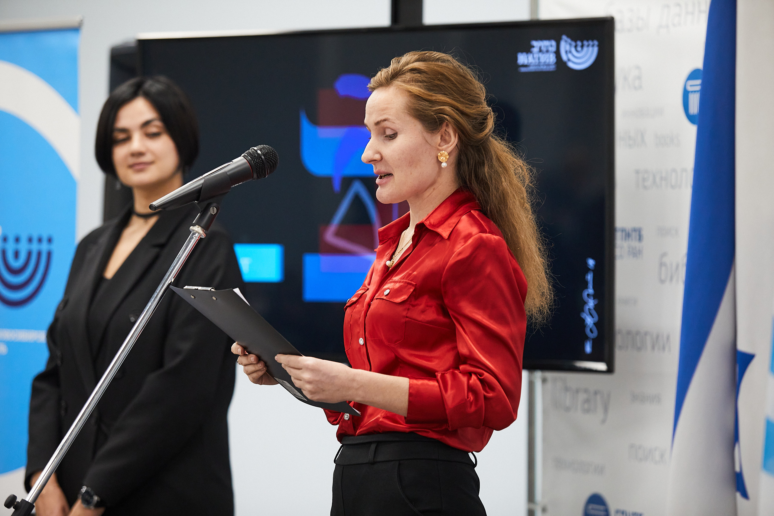 Женщина выступает на бизнес конференции