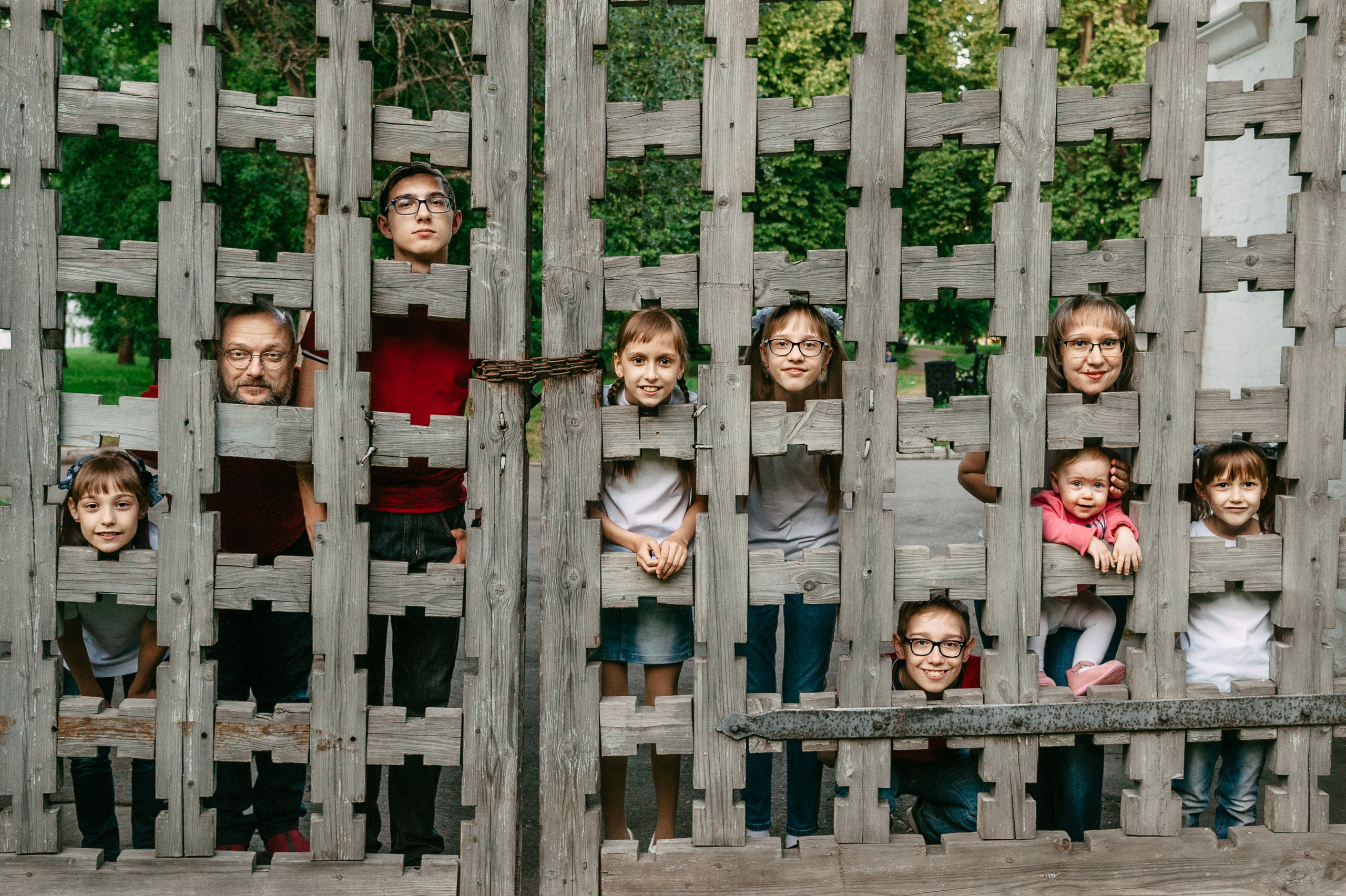 фотография про многодетную семью, которая выглядывает из ворот в парке Измайлово, стала победителем в конкурсе Росфото "Семейный фотограф" в номинации Семейный портет