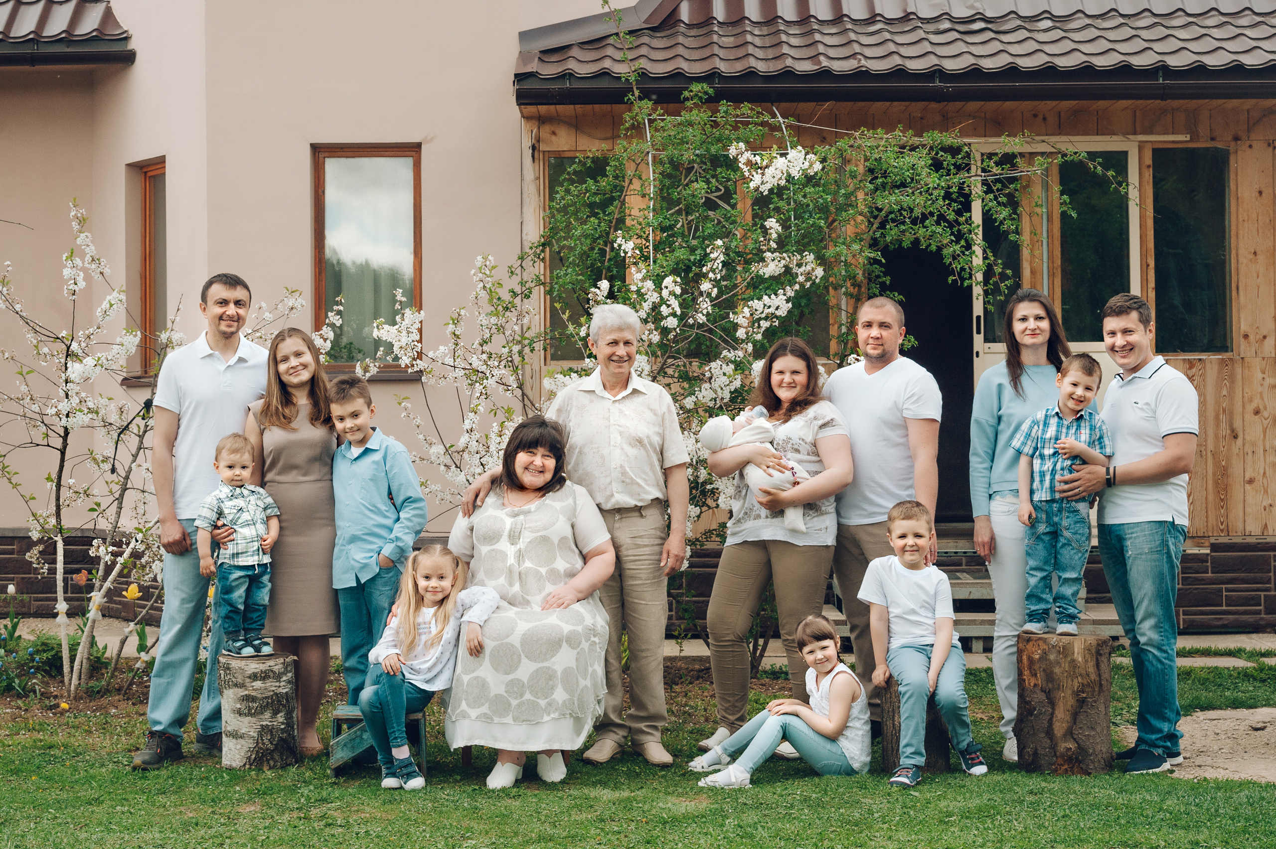 Групповой портрет во время семейной фотосессии на даче с большим количеством родсвенников