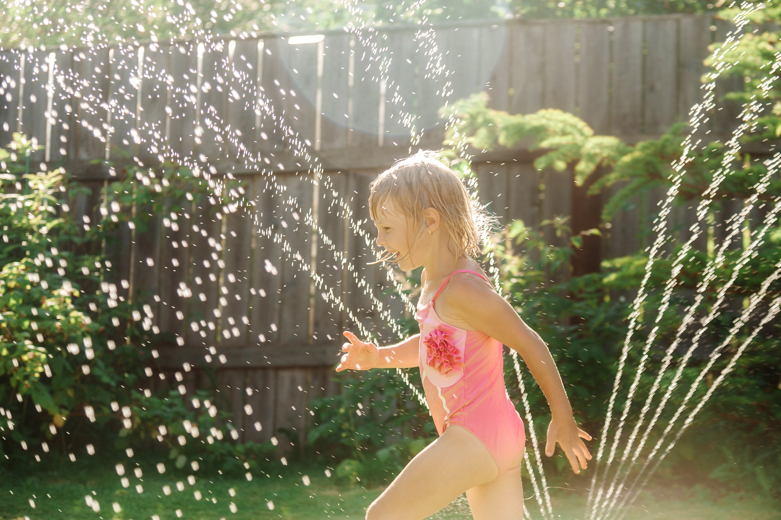 Дети резвятся под поливалками на семейной фотосессии. Семейный фотограф в Москве Елена Снегирева
