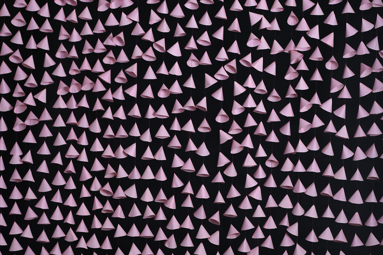 фон из розовых колокольчиков и серая стремянка