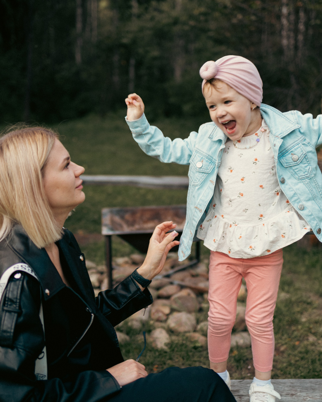 мама с дочкой на осенней прогулке