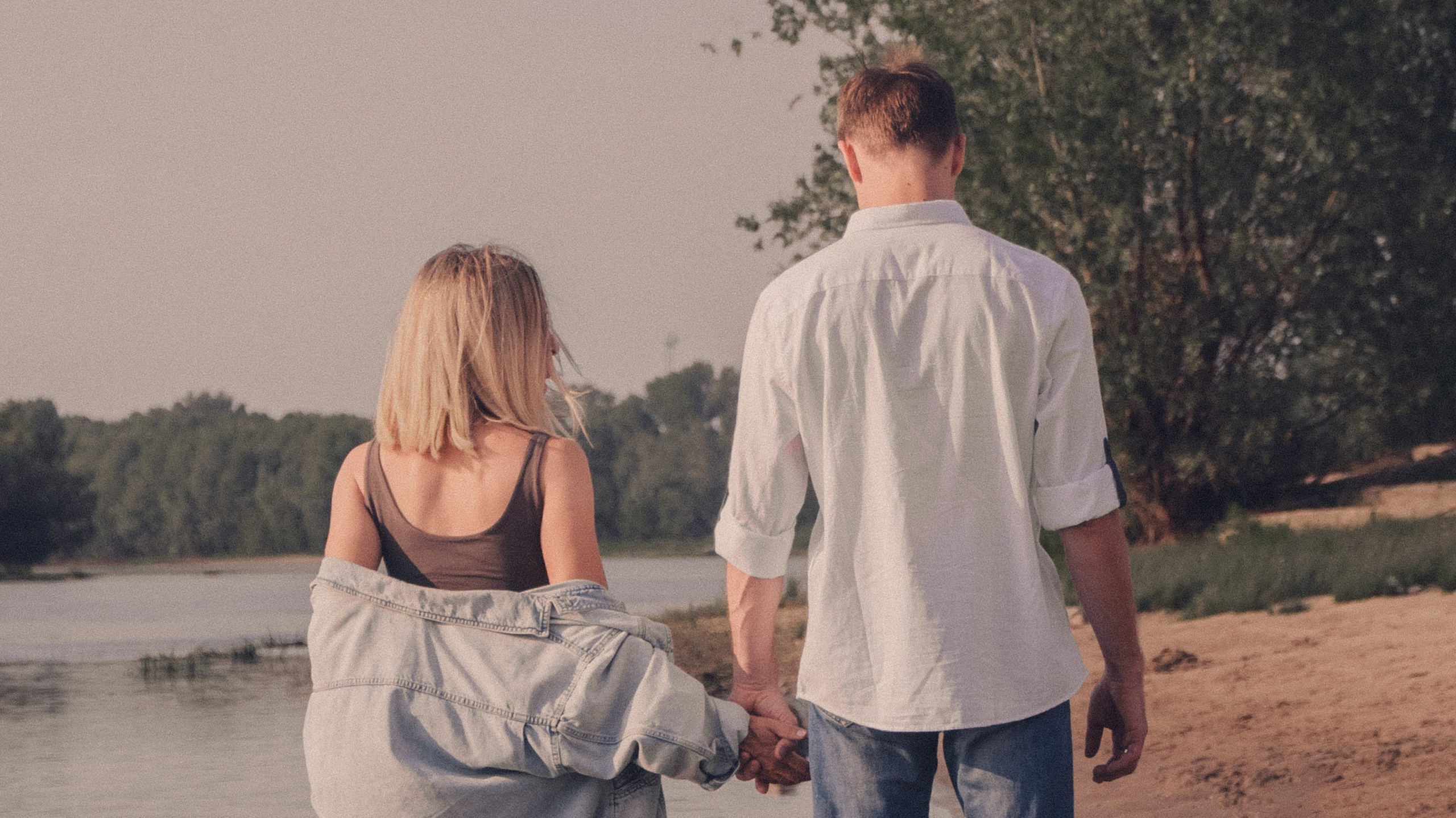 Парень и девушка гуляют по воде