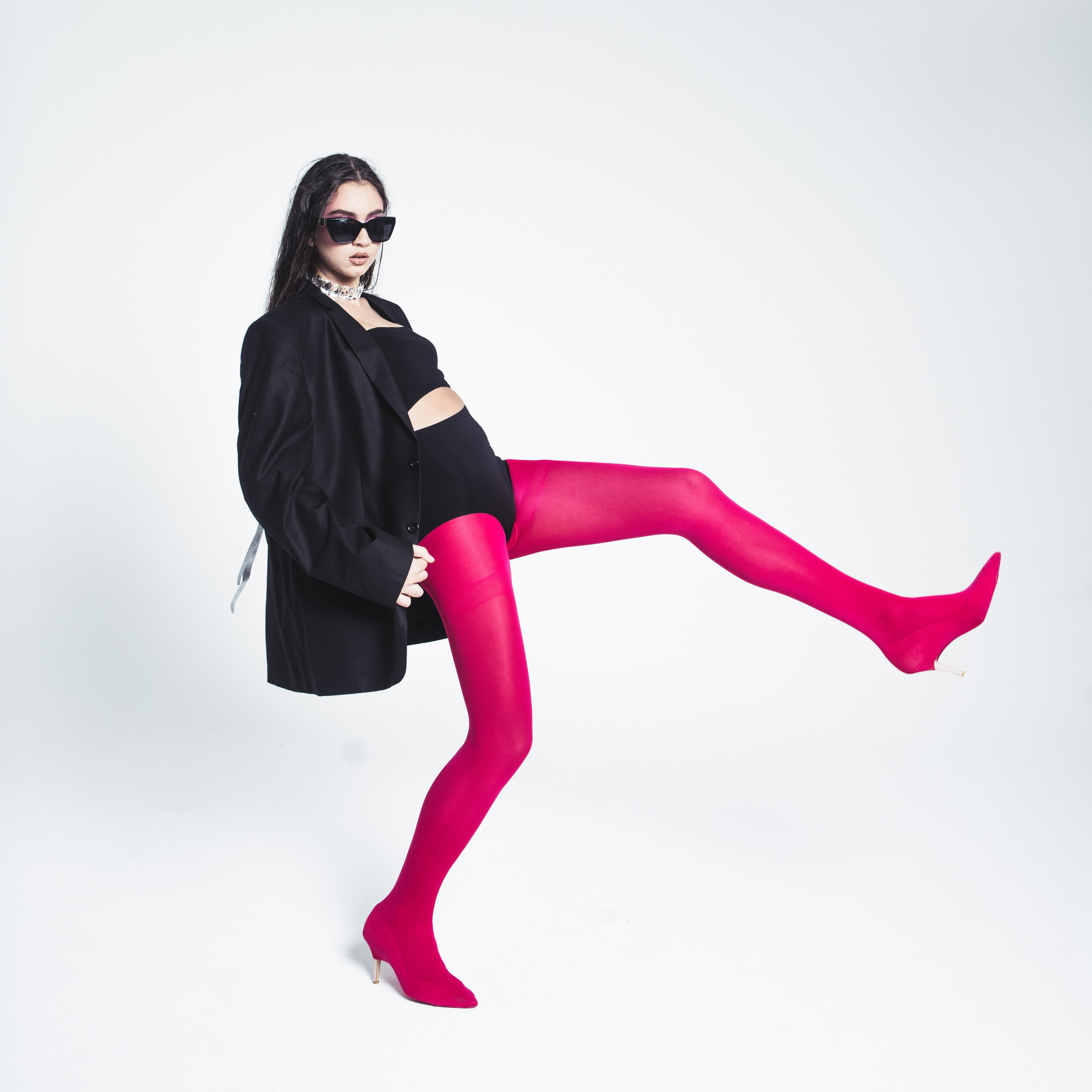 Девушка в необычной одежде сфотографировалась в необычной позе. Фотограф спб недорого