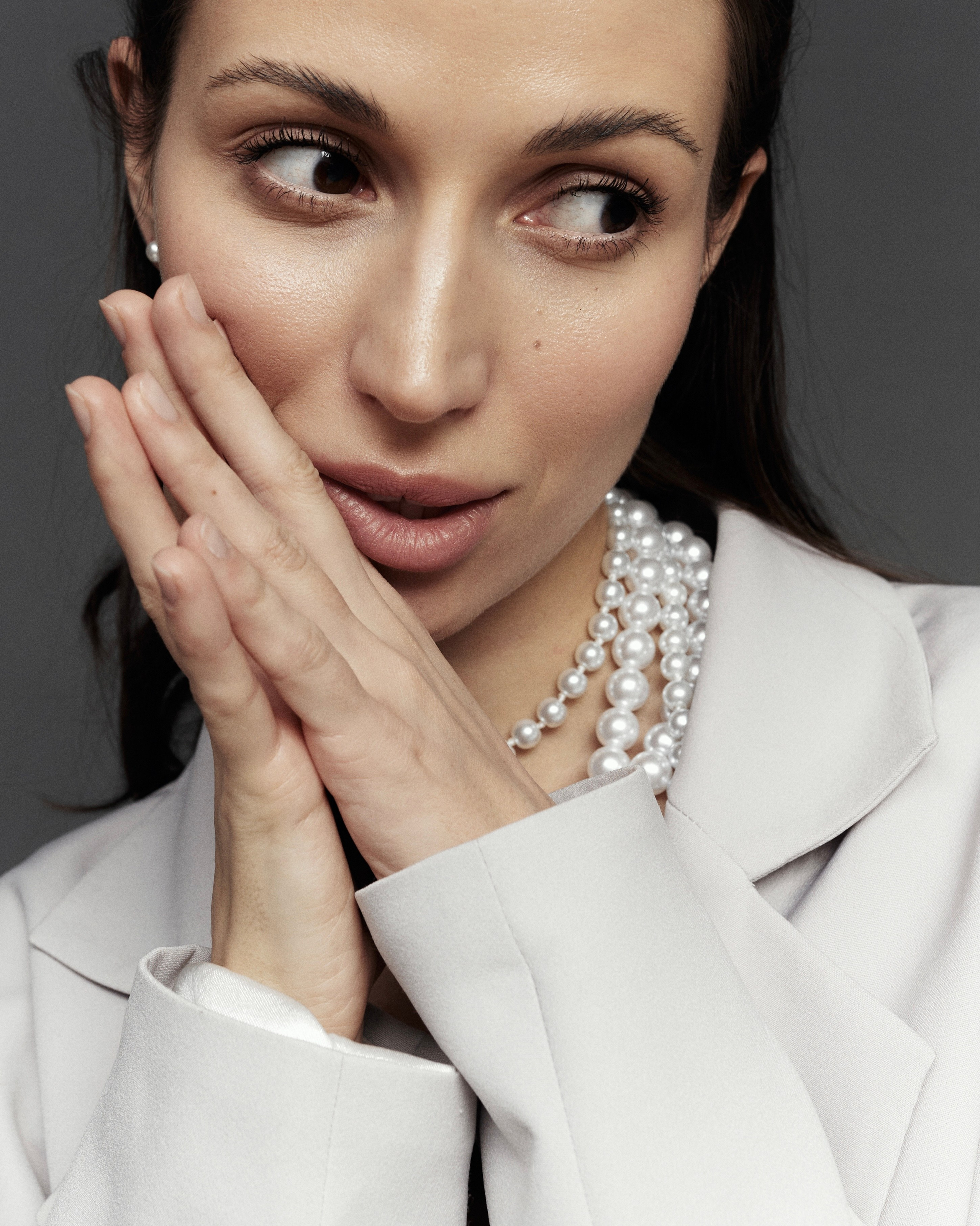 Портрет девушки в белом жакете и жемчуге