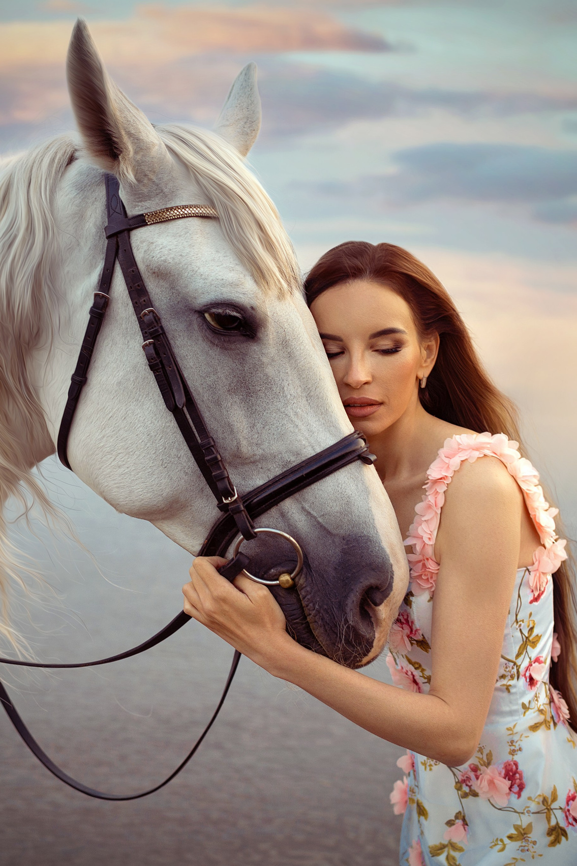 Белая лошадь склонила свою голову перед одухотворённой красавицей, которая позирует фотографу на Финском заливе недалеко от Петербурга.