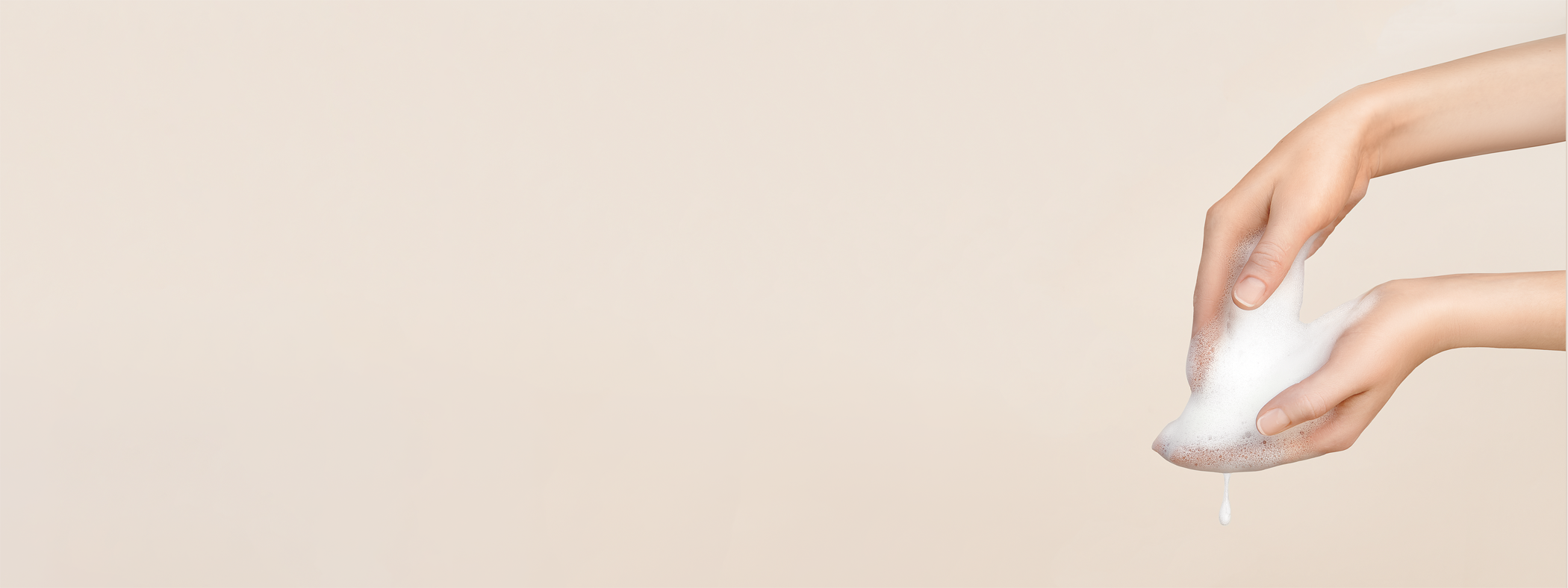 Креативная фотография размазок текстуры косметических средств и средств для макияжа, необычная демонстрация и подача продукции для привлечения внимания аудитории.