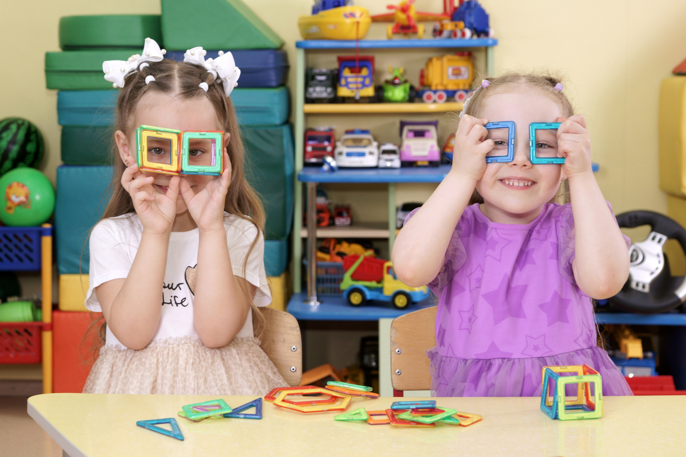 Выпускник детского сада - фотосьемка в группе - за игрой