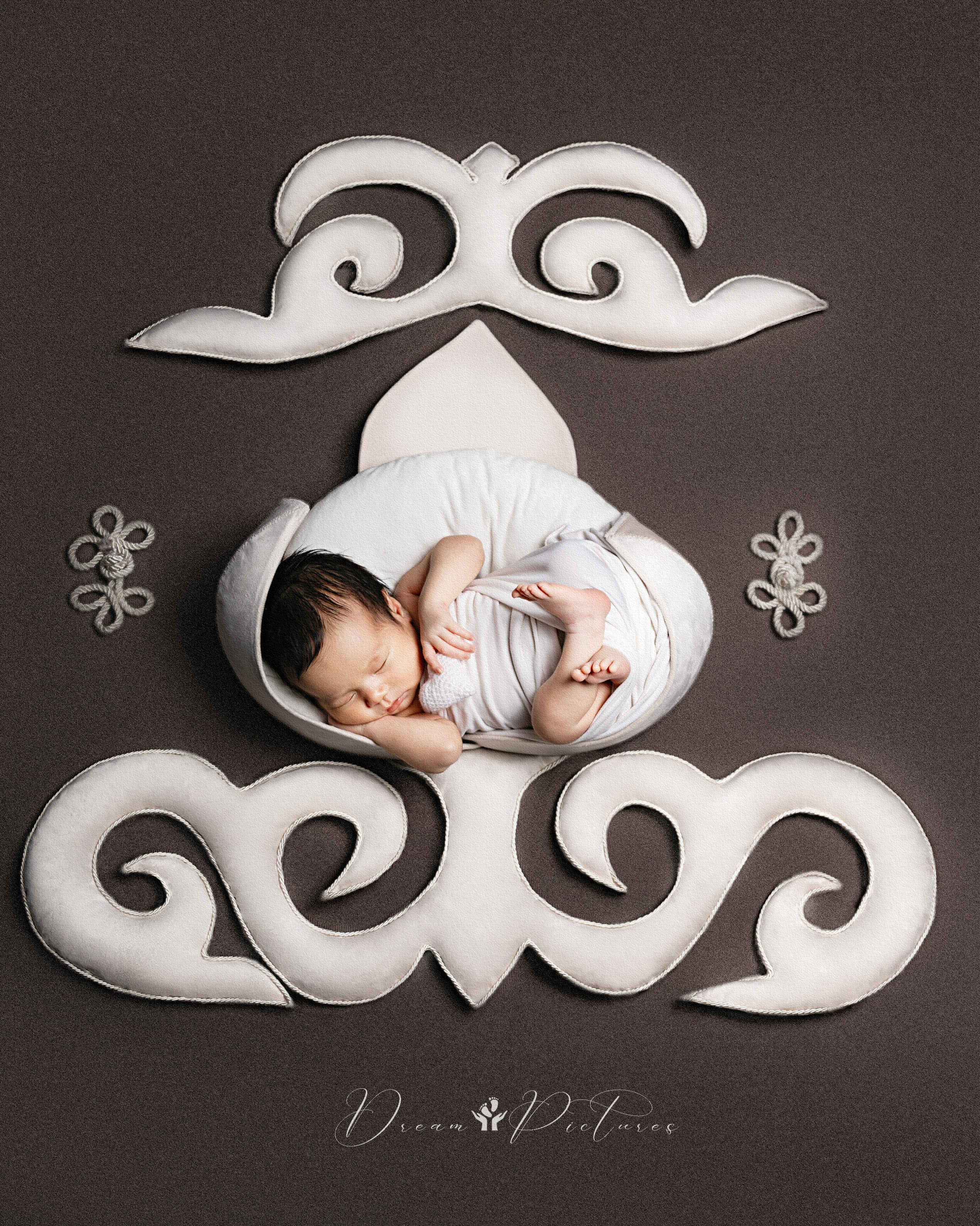 Амира-ньюборн фотограф в Астане,провожу фотосессии новорожденных в авторском стиле TUMAR & OYU BORN. Этнические орнамены,забота о малыше, и уникальный стиль в каждой детали.