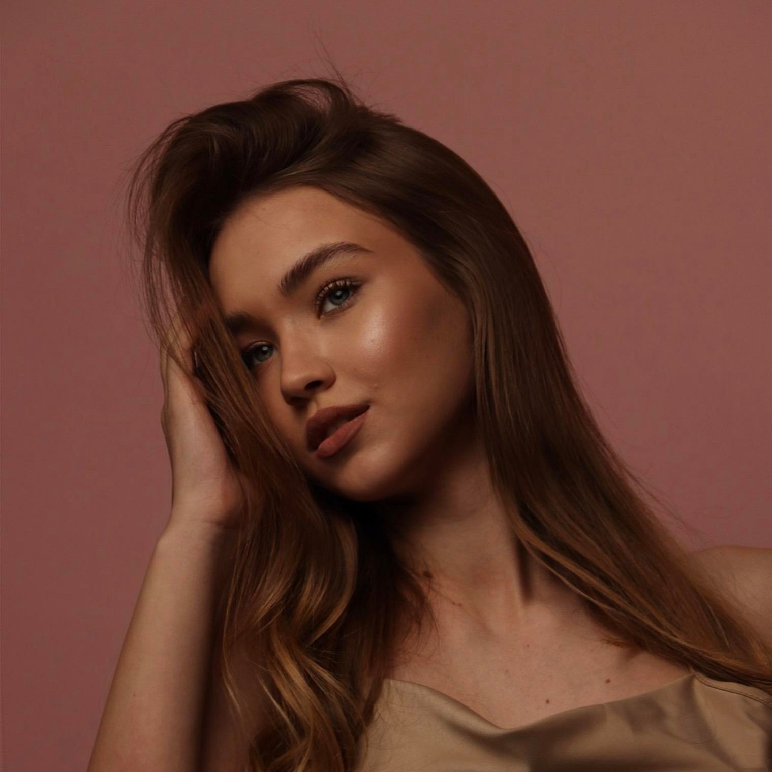 Подбор девушек моделей для предметной съемки в Сочи