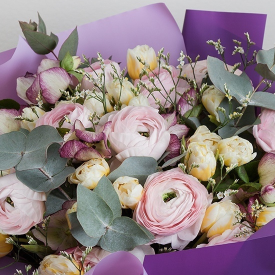 Букет с ранункулюсами фиолетовый. Флорист Маргарита Гладкова