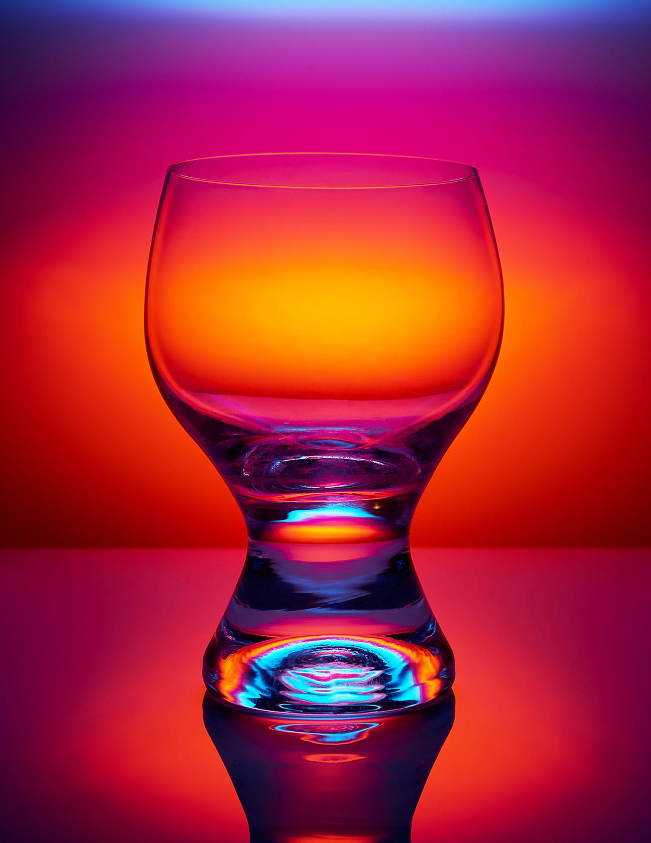 Фото стекла - бокал на цветном фоне
