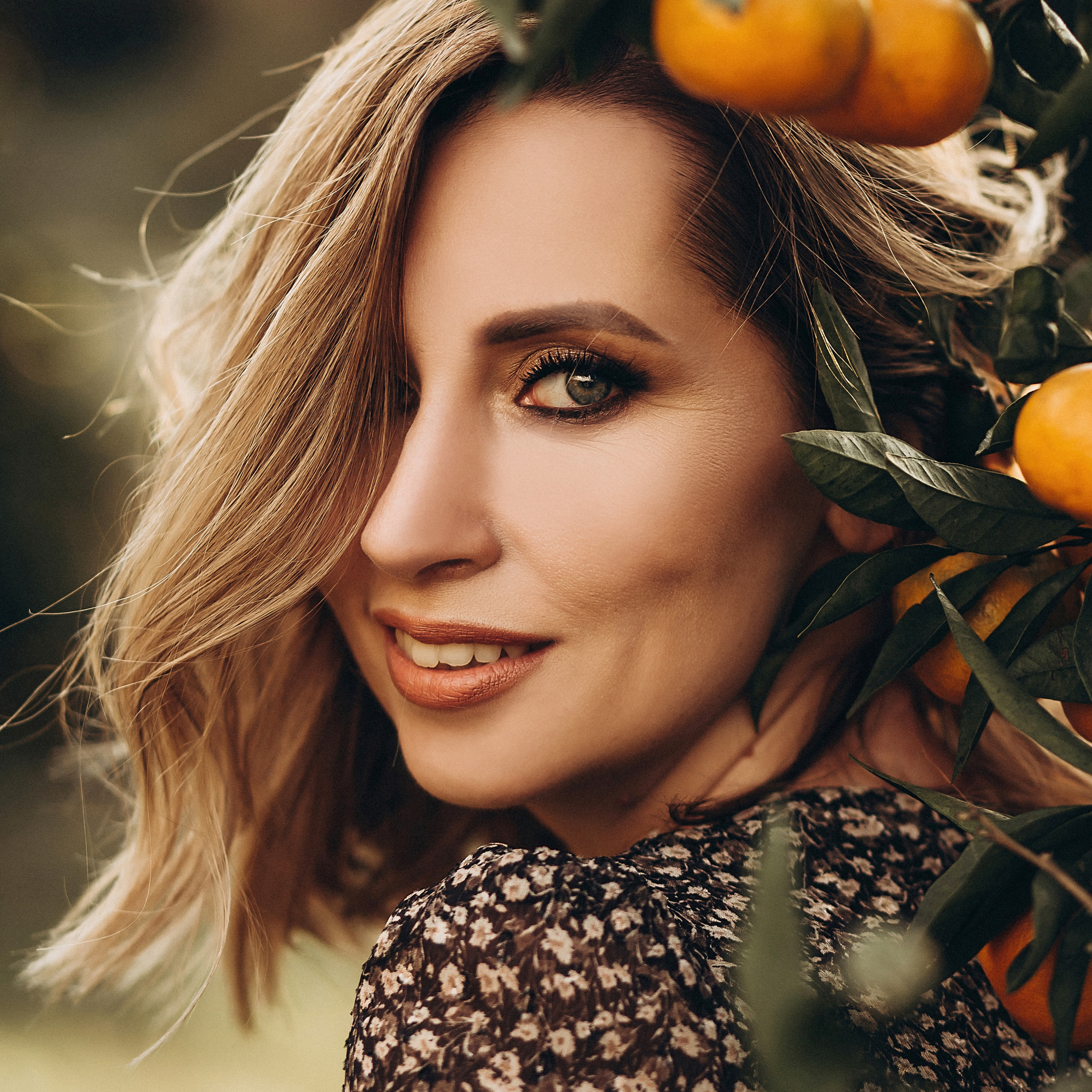 Портрет беременной девушки с букетом розовых пионов на фоне заката