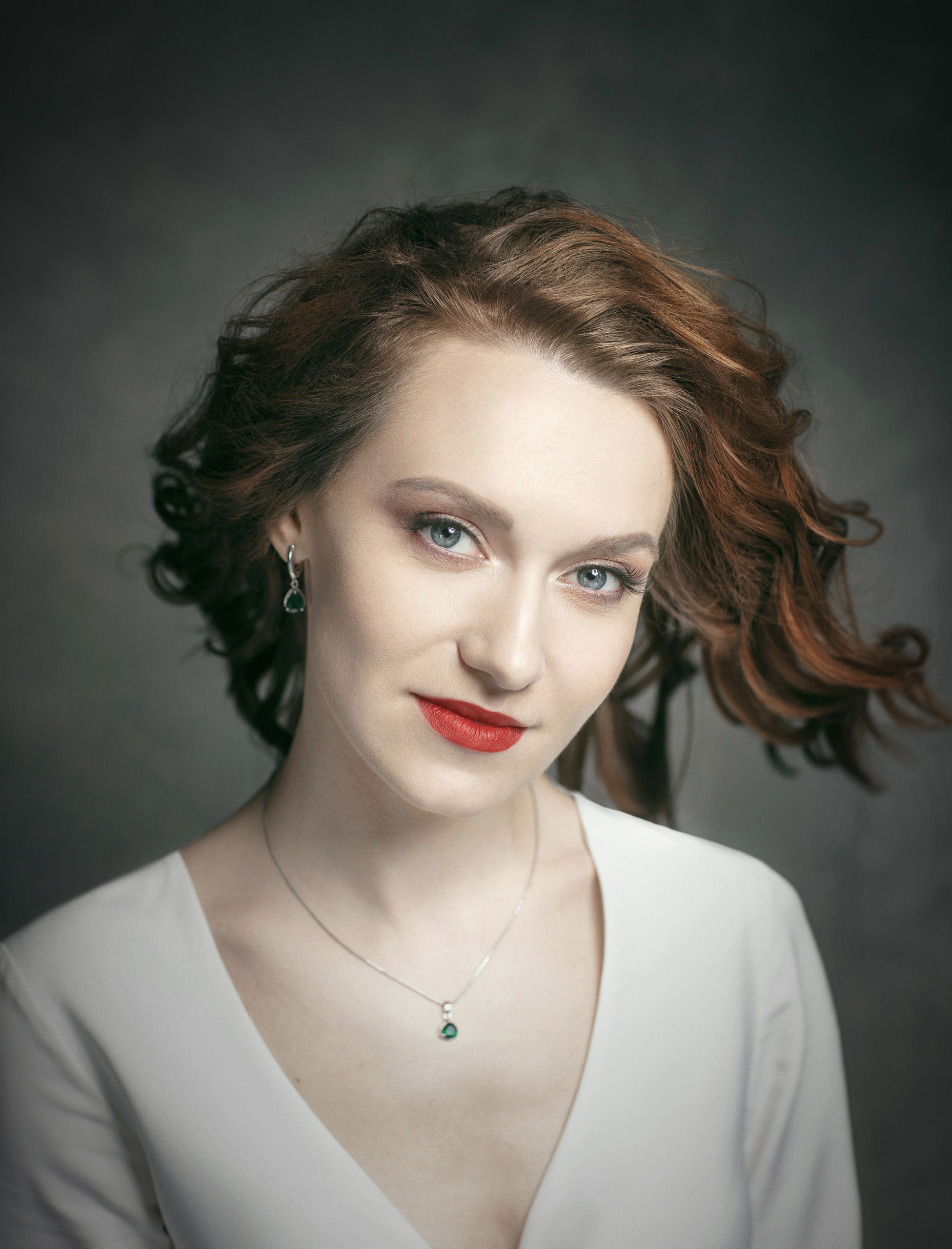 Свадебная прогулка после загса, студийная фотосъемка молодоженов